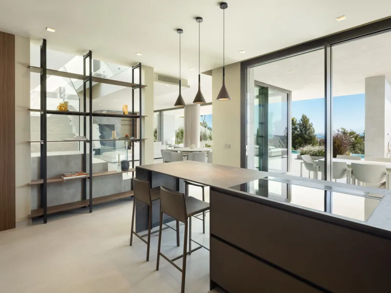 Welcome to this exquisite newly constructed 5-bedroom, 5-bathroom villa, located within the prestigious gated community of Los Flamingos in the green nature reserve of Benahavís. Designed for luxury, efficiency, and seamless indoor-outdoor living, this ex