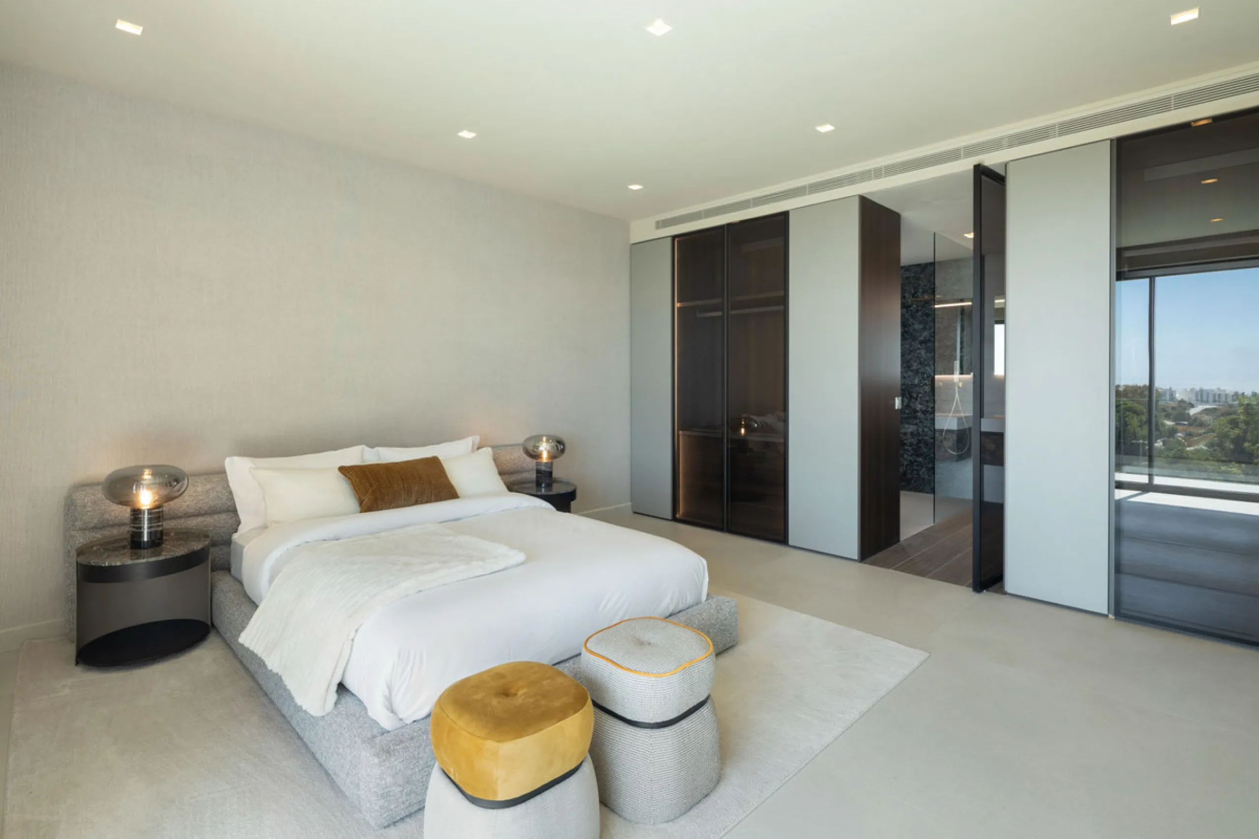 Welcome to this exquisite newly constructed 5-bedroom, 5-bathroom villa, located within the prestigious gated community of Los Flamingos in the green nature reserve of Benahavís. Designed for luxury, efficiency, and seamless indoor-outdoor living, this ex