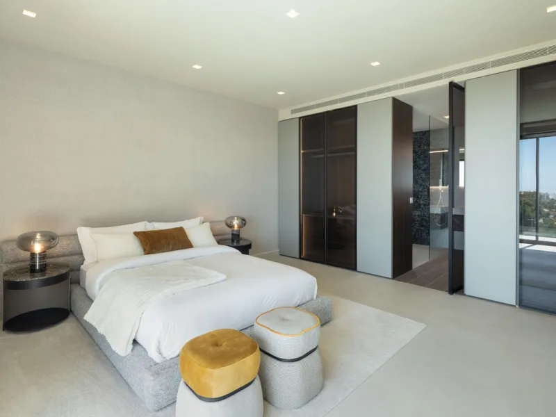 Welcome to this exquisite newly constructed 5-bedroom, 5-bathroom villa, located within the prestigious gated community of Los Flamingos in the green nature reserve of Benahavís. Designed for luxury, efficiency, and seamless indoor-outdoor living, this ex