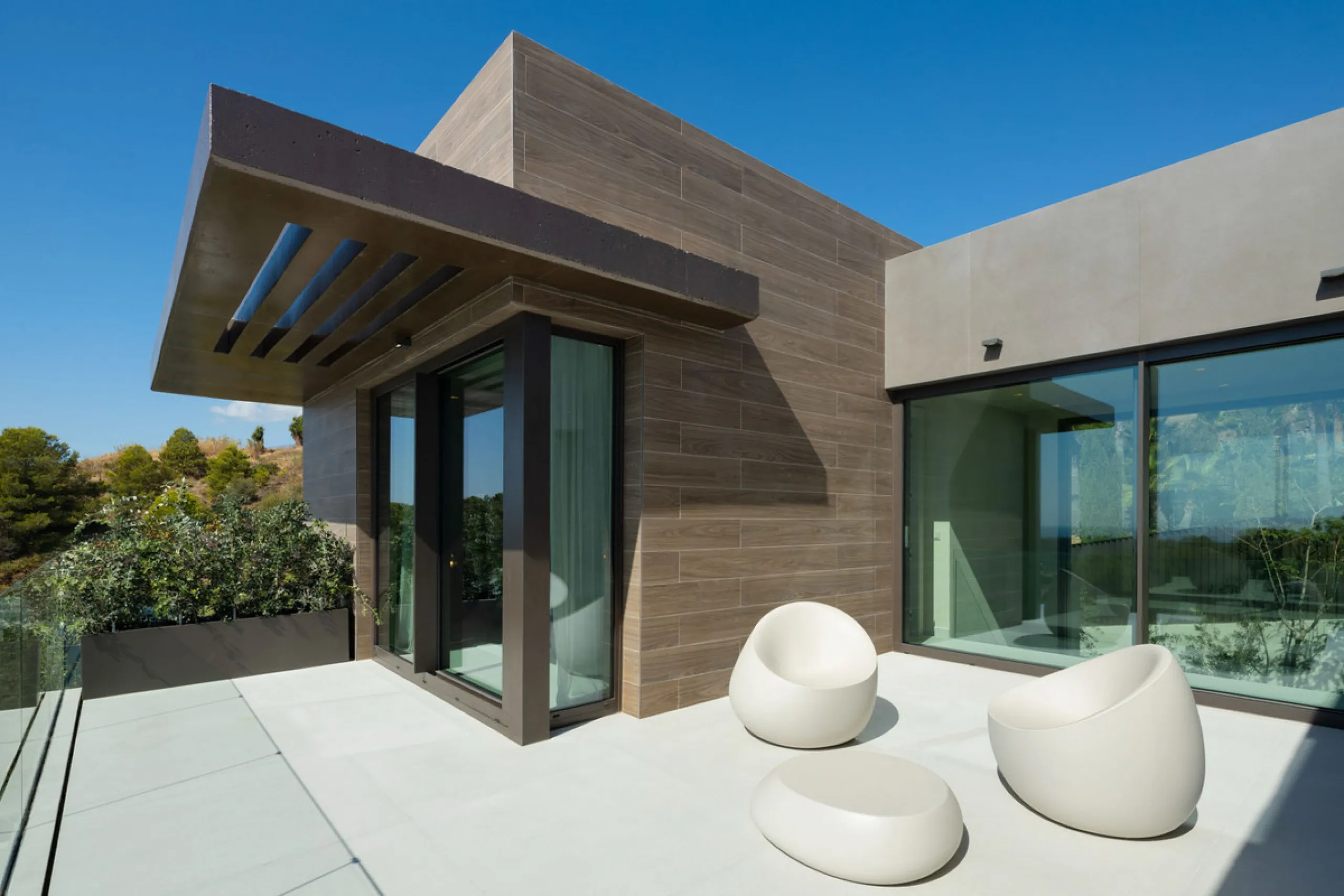 Welcome to this exquisite newly constructed 5-bedroom, 5-bathroom villa, located within the prestigious gated community of Los Flamingos in the green nature reserve of Benahavís. Designed for luxury, efficiency, and seamless indoor-outdoor living, this ex