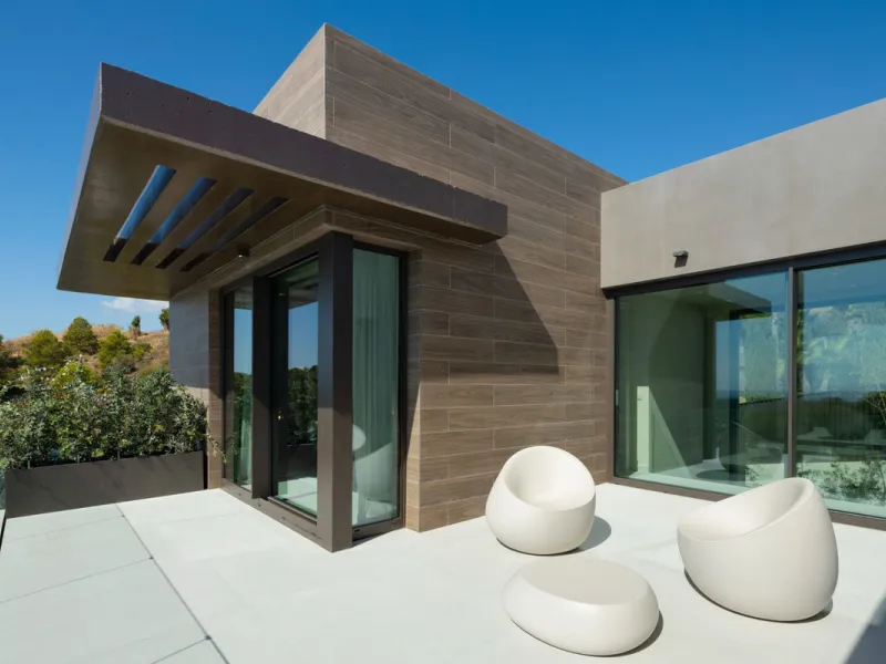 Welcome to this exquisite newly constructed 5-bedroom, 5-bathroom villa, located within the prestigious gated community of Los Flamingos in the green nature reserve of Benahavís. Designed for luxury, efficiency, and seamless indoor-outdoor living, this ex