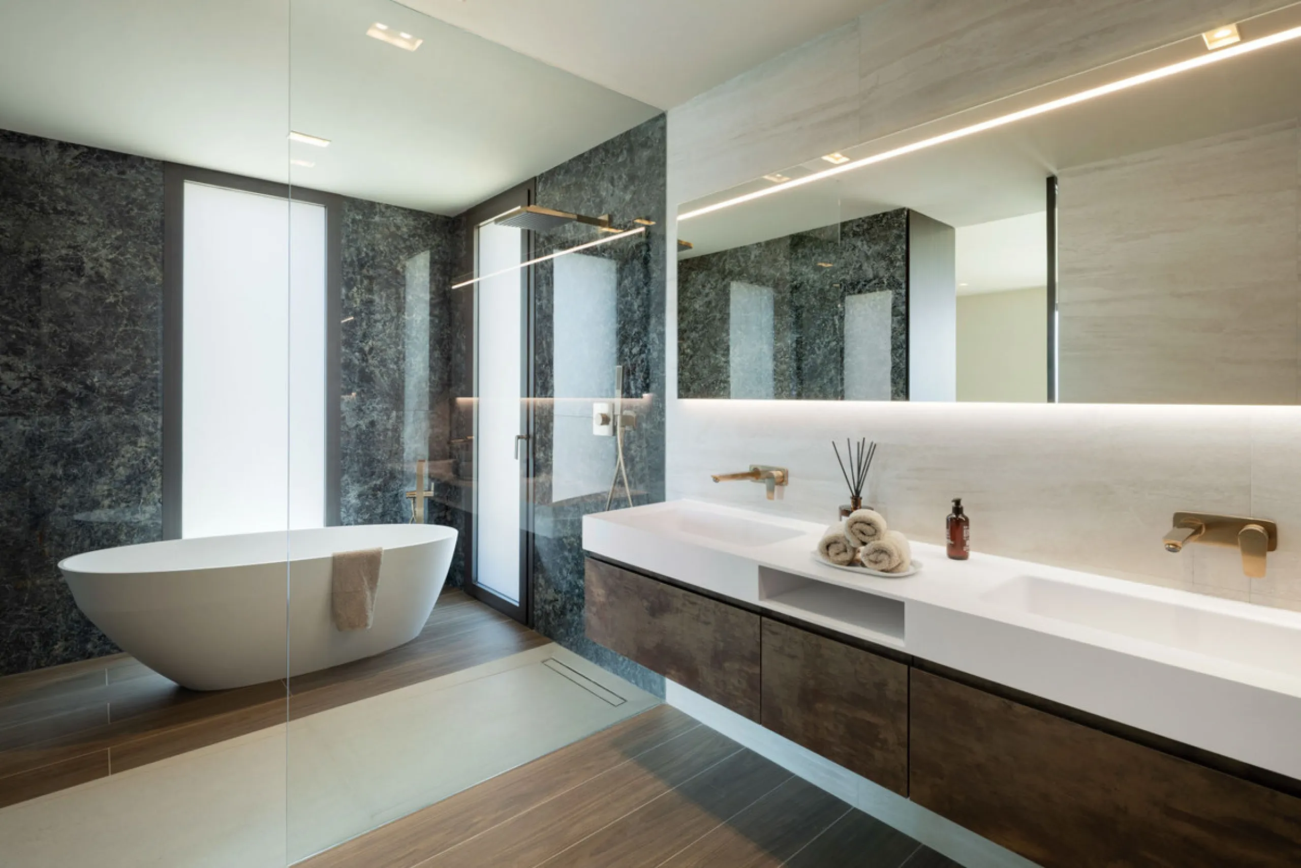Welcome to this exquisite newly constructed 5-bedroom, 5-bathroom villa, located within the prestigious gated community of Los Flamingos in the green nature reserve of Benahavís. Designed for luxury, efficiency, and seamless indoor-outdoor living, this ex