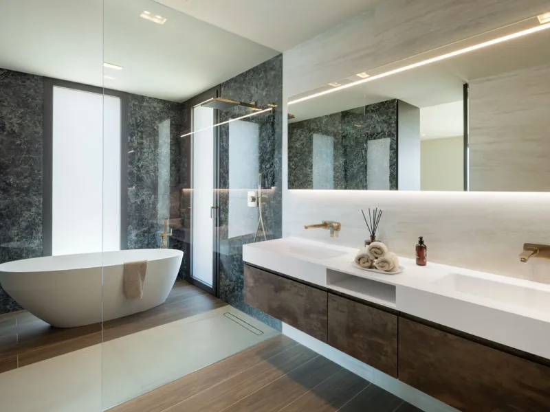 Welcome to this exquisite newly constructed 5-bedroom, 5-bathroom villa, located within the prestigious gated community of Los Flamingos in the green nature reserve of Benahavís. Designed for luxury, efficiency, and seamless indoor-outdoor living, this ex