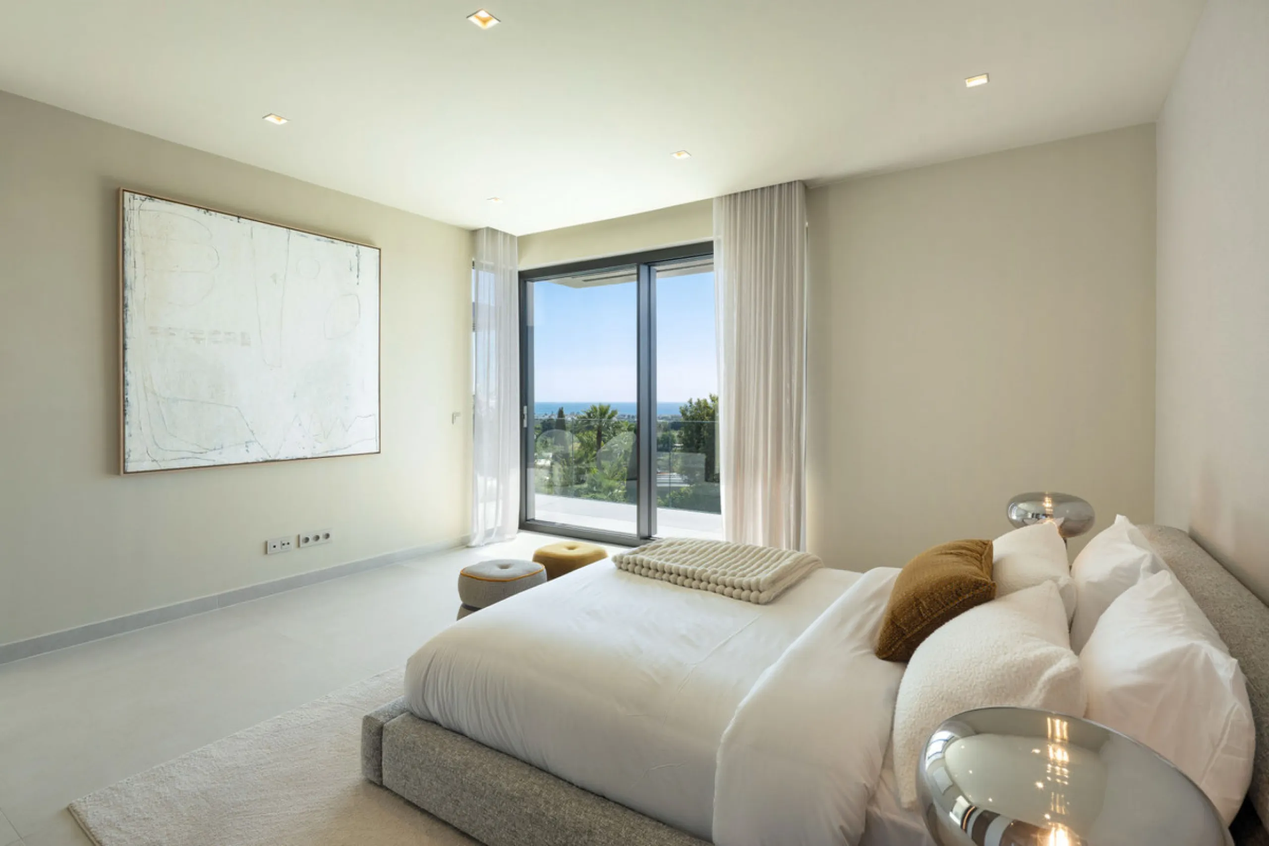 Welcome to this exquisite newly constructed 5-bedroom, 5-bathroom villa, located within the prestigious gated community of Los Flamingos in the green nature reserve of Benahavís. Designed for luxury, efficiency, and seamless indoor-outdoor living, this ex