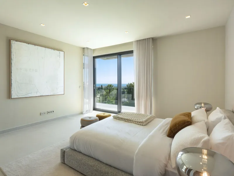 Welcome to this exquisite newly constructed 5-bedroom, 5-bathroom villa, located within the prestigious gated community of Los Flamingos in the green nature reserve of Benahavís. Designed for luxury, efficiency, and seamless indoor-outdoor living, this ex