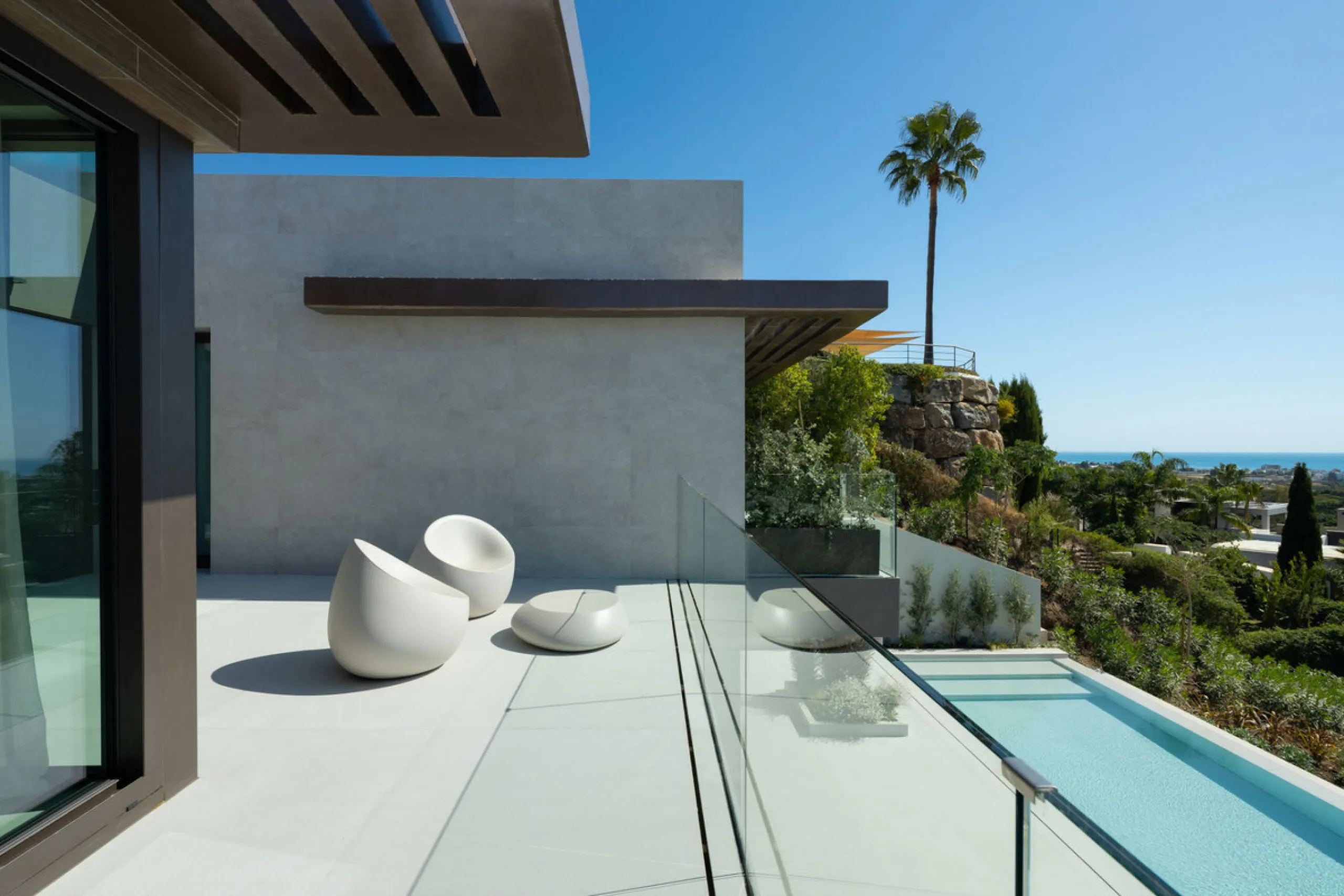 Welcome to this exquisite newly constructed 5-bedroom, 5-bathroom villa, located within the prestigious gated community of Los Flamingos in the green nature reserve of Benahavís. Designed for luxury, efficiency, and seamless indoor-outdoor living, this ex