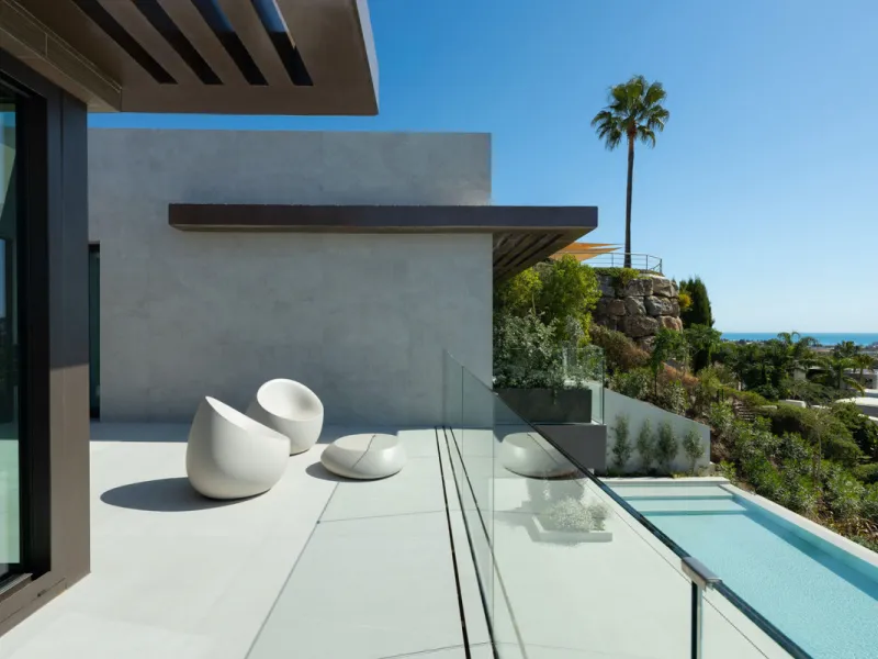 Welcome to this exquisite newly constructed 5-bedroom, 5-bathroom villa, located within the prestigious gated community of Los Flamingos in the green nature reserve of Benahavís. Designed for luxury, efficiency, and seamless indoor-outdoor living, this ex