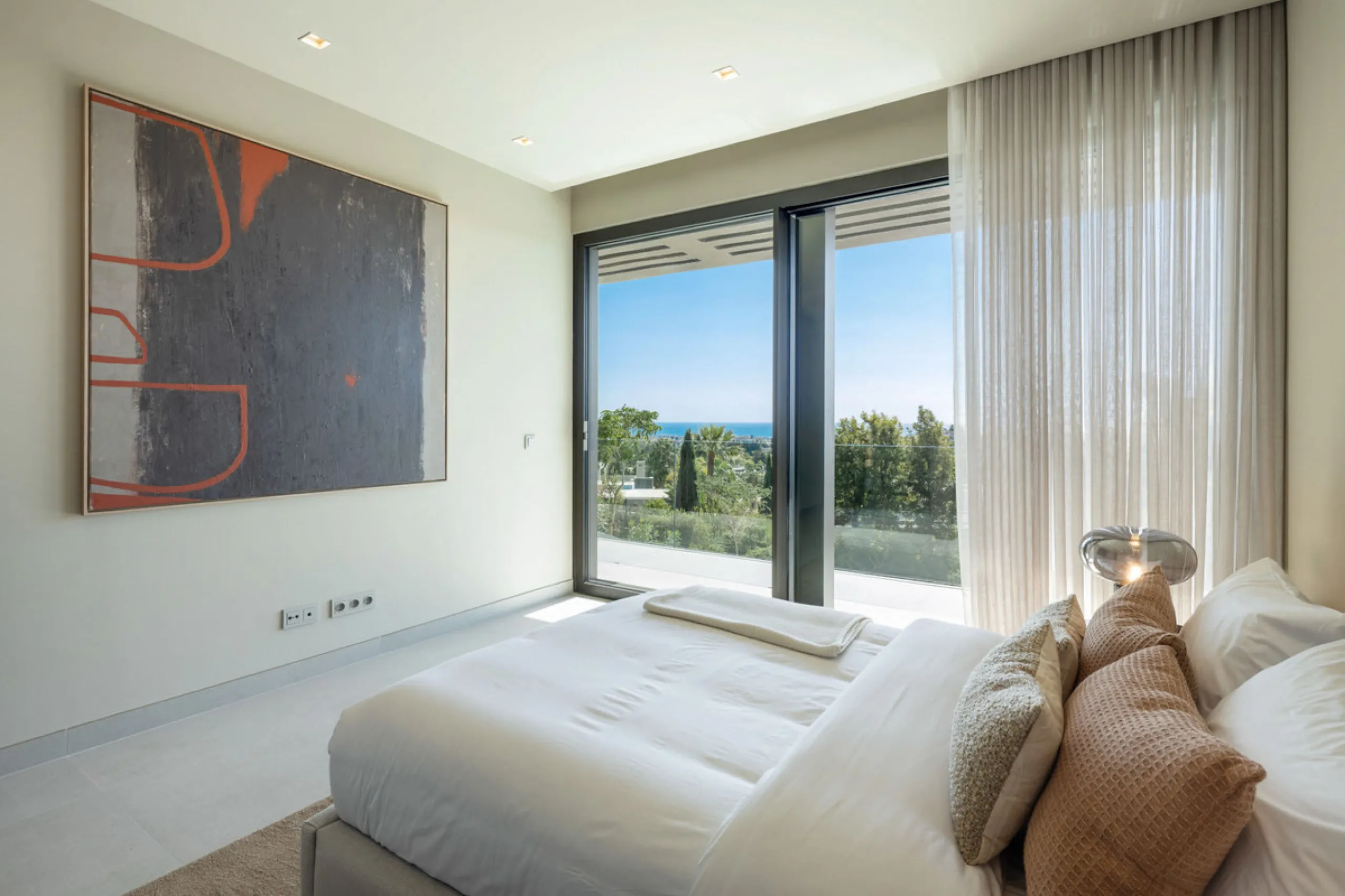 Welcome to this exquisite newly constructed 5-bedroom, 5-bathroom villa, located within the prestigious gated community of Los Flamingos in the green nature reserve of Benahavís. Designed for luxury, efficiency, and seamless indoor-outdoor living, this ex