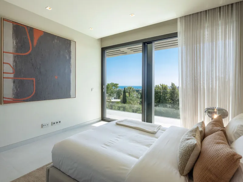 Welcome to this exquisite newly constructed 5-bedroom, 5-bathroom villa, located within the prestigious gated community of Los Flamingos in the green nature reserve of Benahavís. Designed for luxury, efficiency, and seamless indoor-outdoor living, this ex
