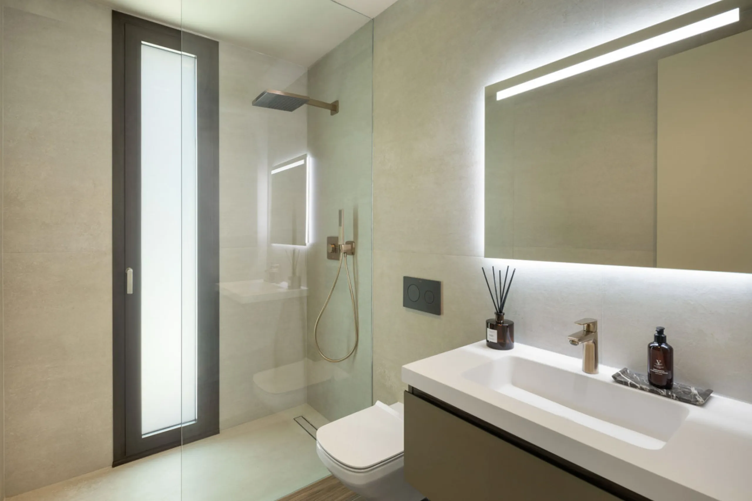 Welcome to this exquisite newly constructed 5-bedroom, 5-bathroom villa, located within the prestigious gated community of Los Flamingos in the green nature reserve of Benahavís. Designed for luxury, efficiency, and seamless indoor-outdoor living, this ex
