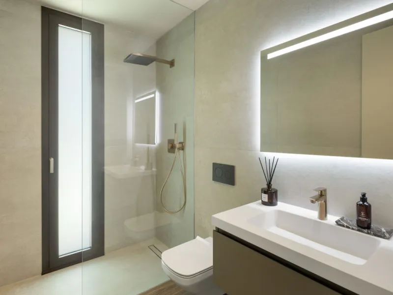 Welcome to this exquisite newly constructed 5-bedroom, 5-bathroom villa, located within the prestigious gated community of Los Flamingos in the green nature reserve of Benahavís. Designed for luxury, efficiency, and seamless indoor-outdoor living, this ex
