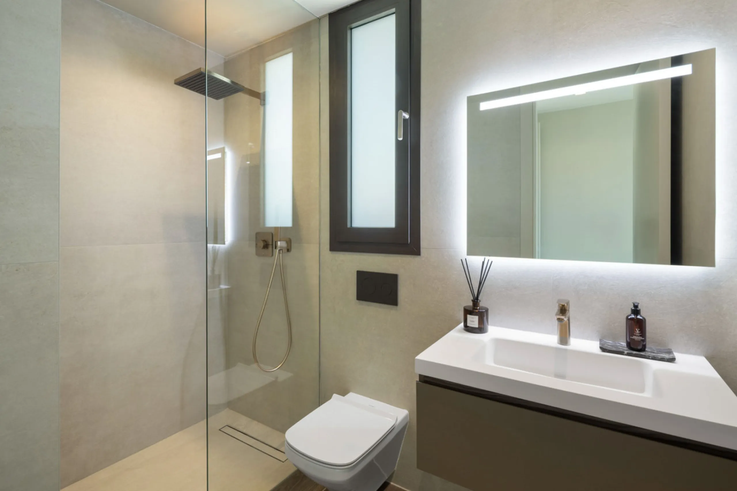 Welcome to this exquisite newly constructed 5-bedroom, 5-bathroom villa, located within the prestigious gated community of Los Flamingos in the green nature reserve of Benahavís. Designed for luxury, efficiency, and seamless indoor-outdoor living, this ex