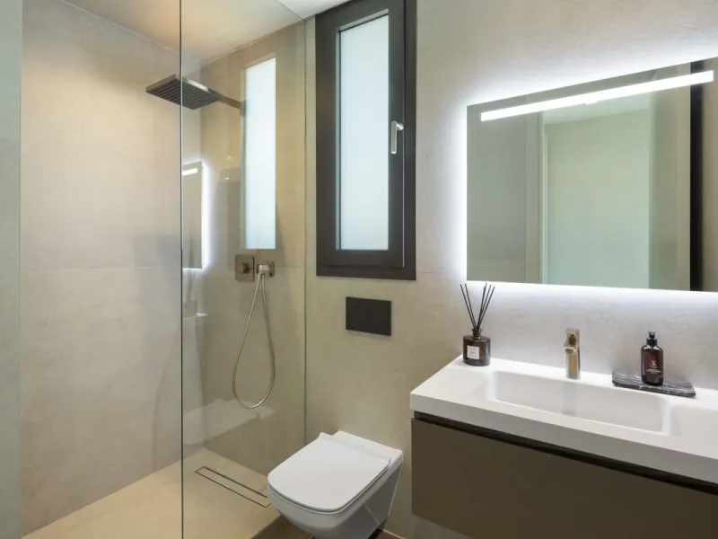 Welcome to this exquisite newly constructed 5-bedroom, 5-bathroom villa, located within the prestigious gated community of Los Flamingos in the green nature reserve of Benahavís. Designed for luxury, efficiency, and seamless indoor-outdoor living, this ex