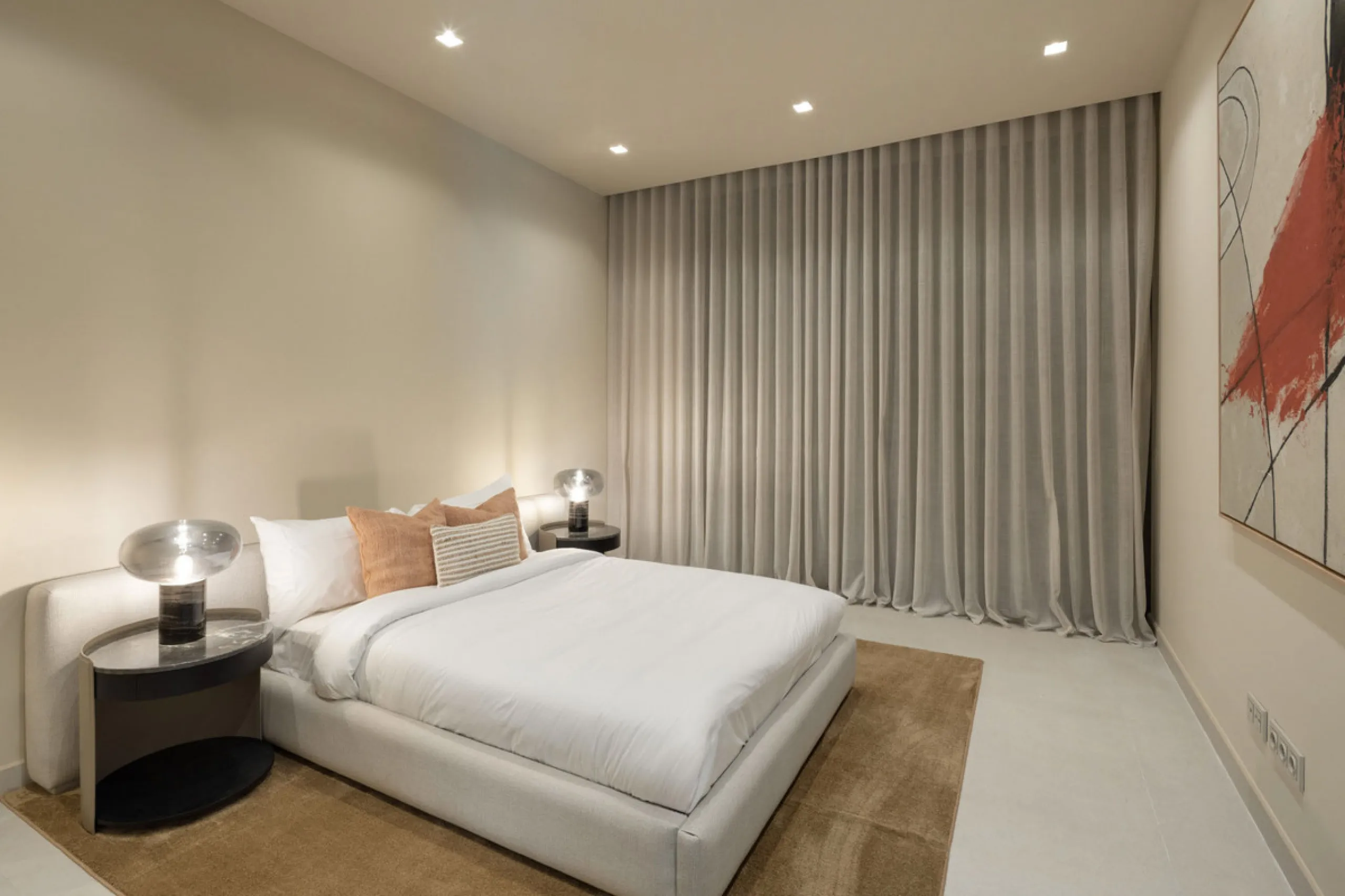 Welcome to this exquisite newly constructed 5-bedroom, 5-bathroom villa, located within the prestigious gated community of Los Flamingos in the green nature reserve of Benahavís. Designed for luxury, efficiency, and seamless indoor-outdoor living, this ex