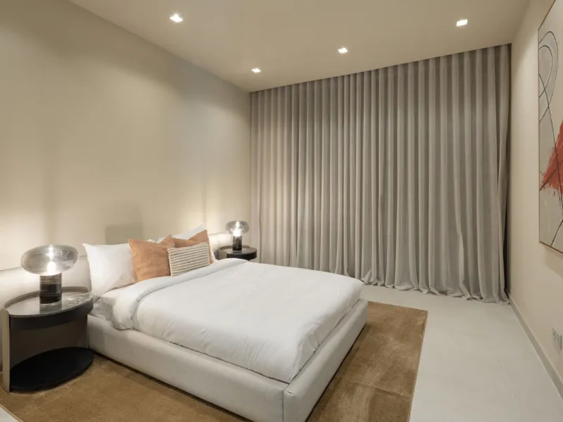 Welcome to this exquisite newly constructed 5-bedroom, 5-bathroom villa, located within the prestigious gated community of Los Flamingos in the green nature reserve of Benahavís. Designed for luxury, efficiency, and seamless indoor-outdoor living, this ex