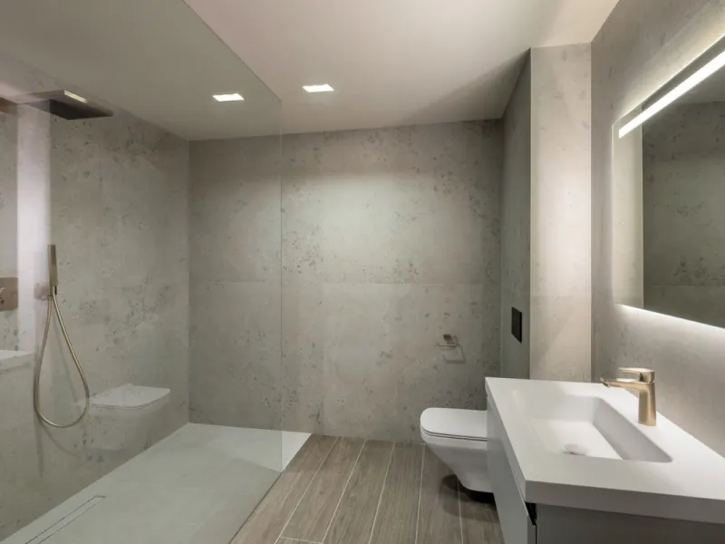 Welcome to this exquisite newly constructed 5-bedroom, 5-bathroom villa, located within the prestigious gated community of Los Flamingos in the green nature reserve of Benahavís. Designed for luxury, efficiency, and seamless indoor-outdoor living, this ex