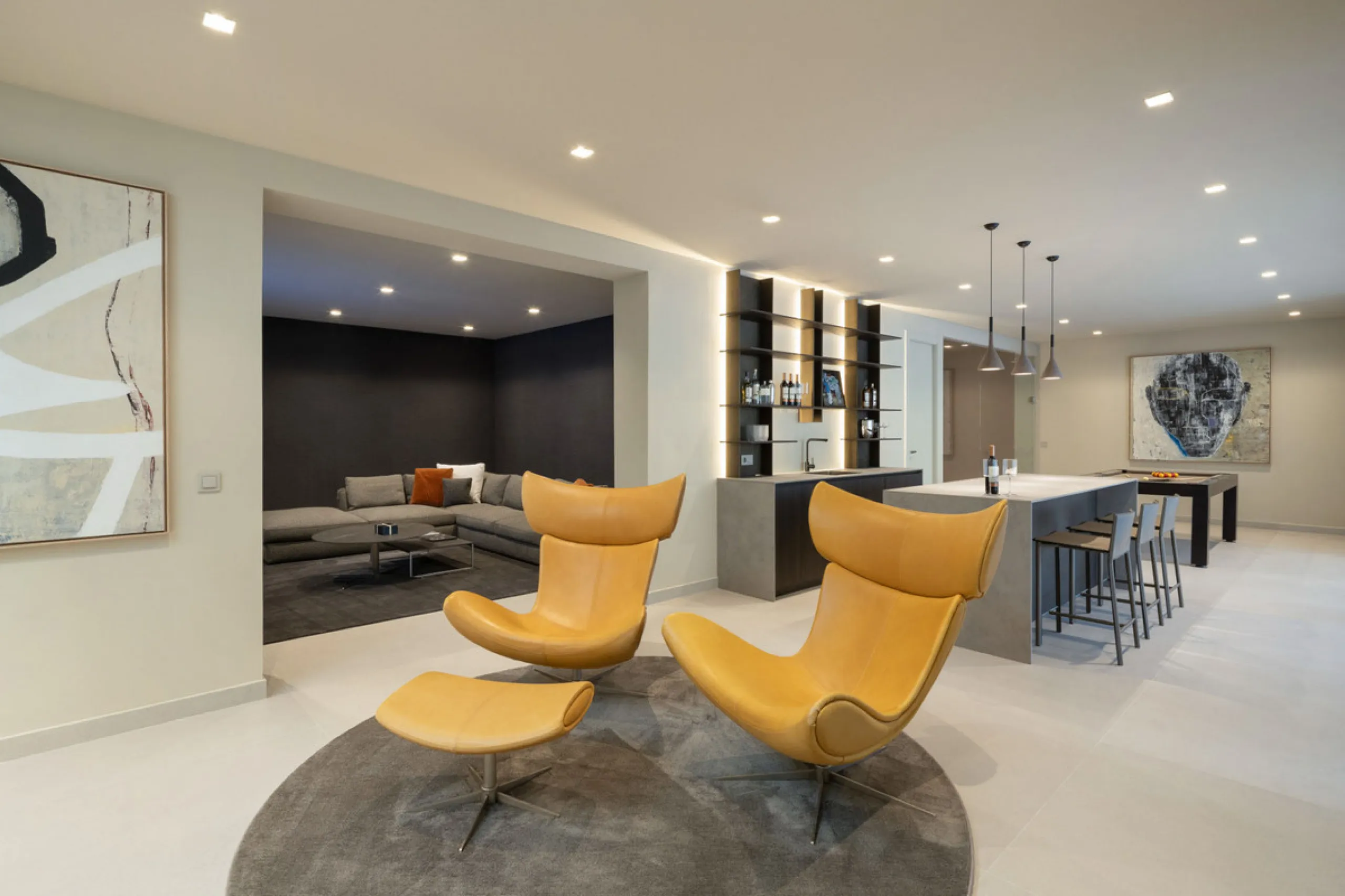 Welcome to this exquisite newly constructed 5-bedroom, 5-bathroom villa, located within the prestigious gated community of Los Flamingos in the green nature reserve of Benahavís. Designed for luxury, efficiency, and seamless indoor-outdoor living, this ex