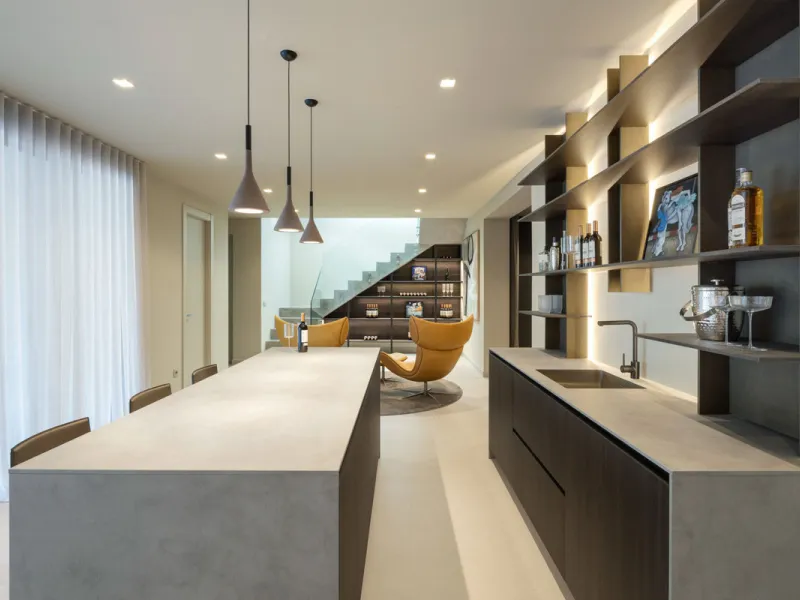 Welcome to this exquisite newly constructed 5-bedroom, 5-bathroom villa, located within the prestigious gated community of Los Flamingos in the green nature reserve of Benahavís. Designed for luxury, efficiency, and seamless indoor-outdoor living, this ex