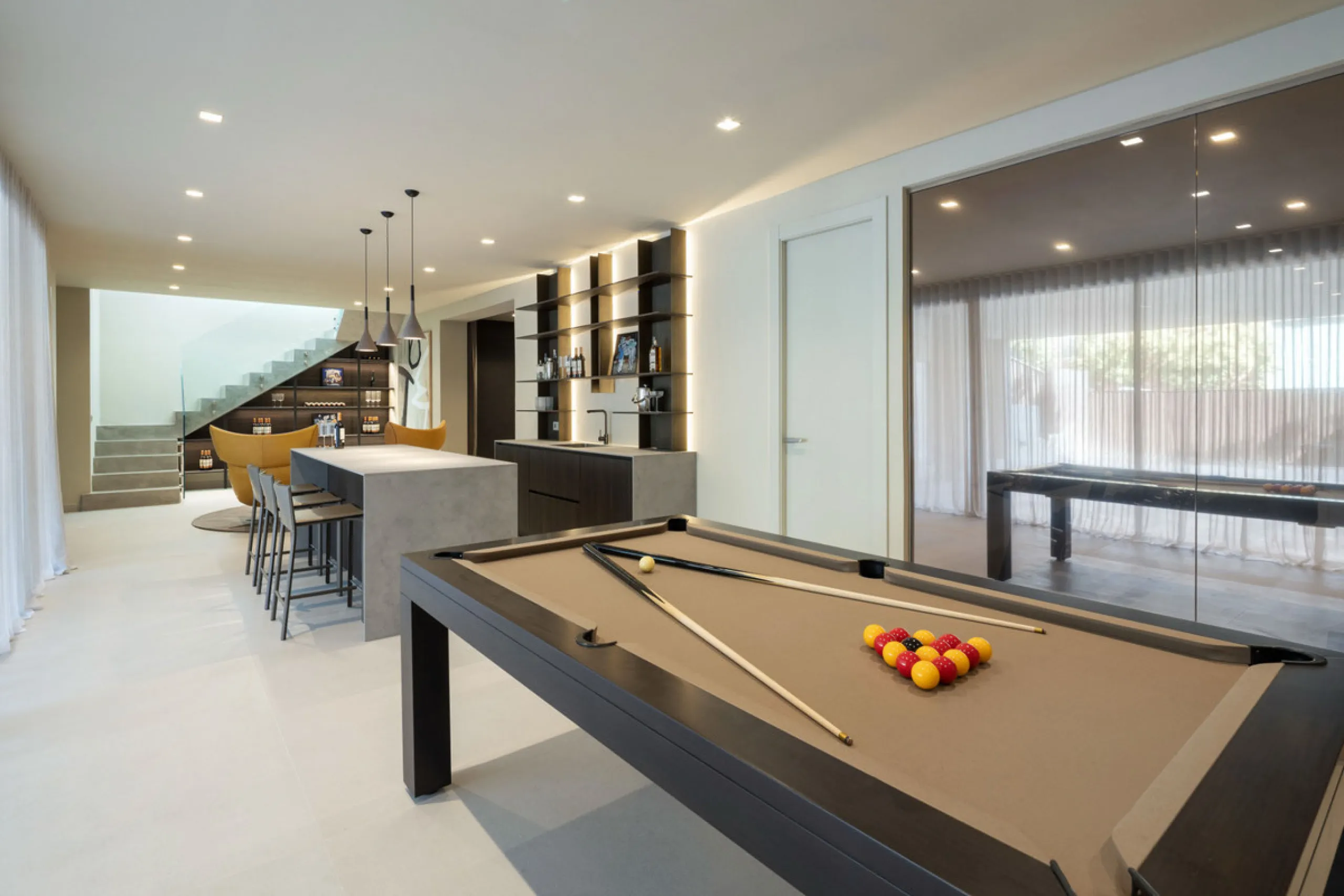 Welcome to this exquisite newly constructed 5-bedroom, 5-bathroom villa, located within the prestigious gated community of Los Flamingos in the green nature reserve of Benahavís. Designed for luxury, efficiency, and seamless indoor-outdoor living, this ex