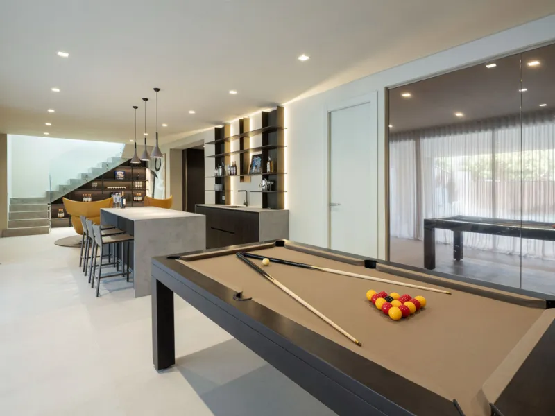 Welcome to this exquisite newly constructed 5-bedroom, 5-bathroom villa, located within the prestigious gated community of Los Flamingos in the green nature reserve of Benahavís. Designed for luxury, efficiency, and seamless indoor-outdoor living, this ex