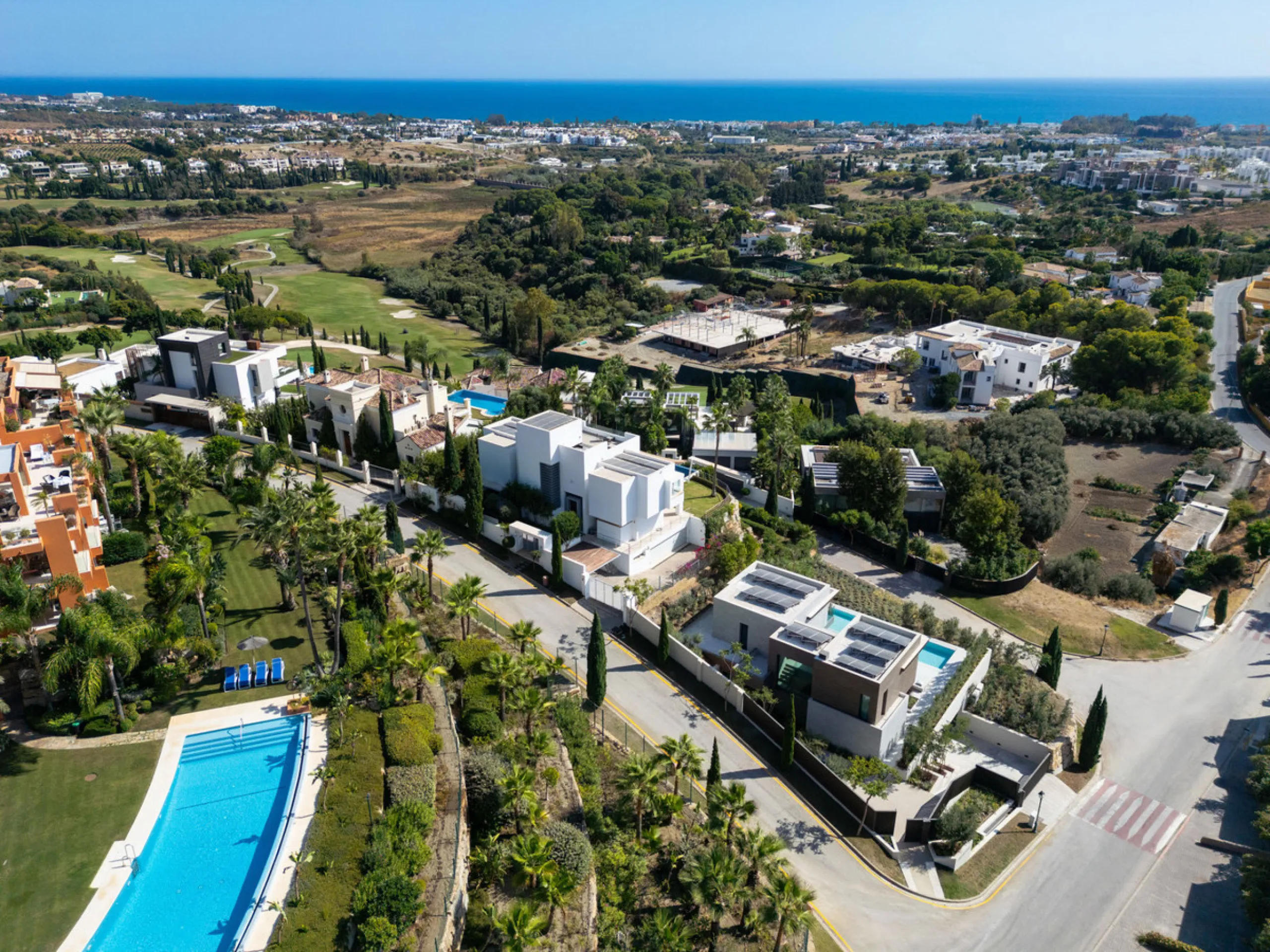 Welcome to this exquisite newly constructed 5-bedroom, 5-bathroom villa, located within the prestigious gated community of Los Flamingos in the green nature reserve of Benahavís. Designed for luxury, efficiency, and seamless indoor-outdoor living, this ex
