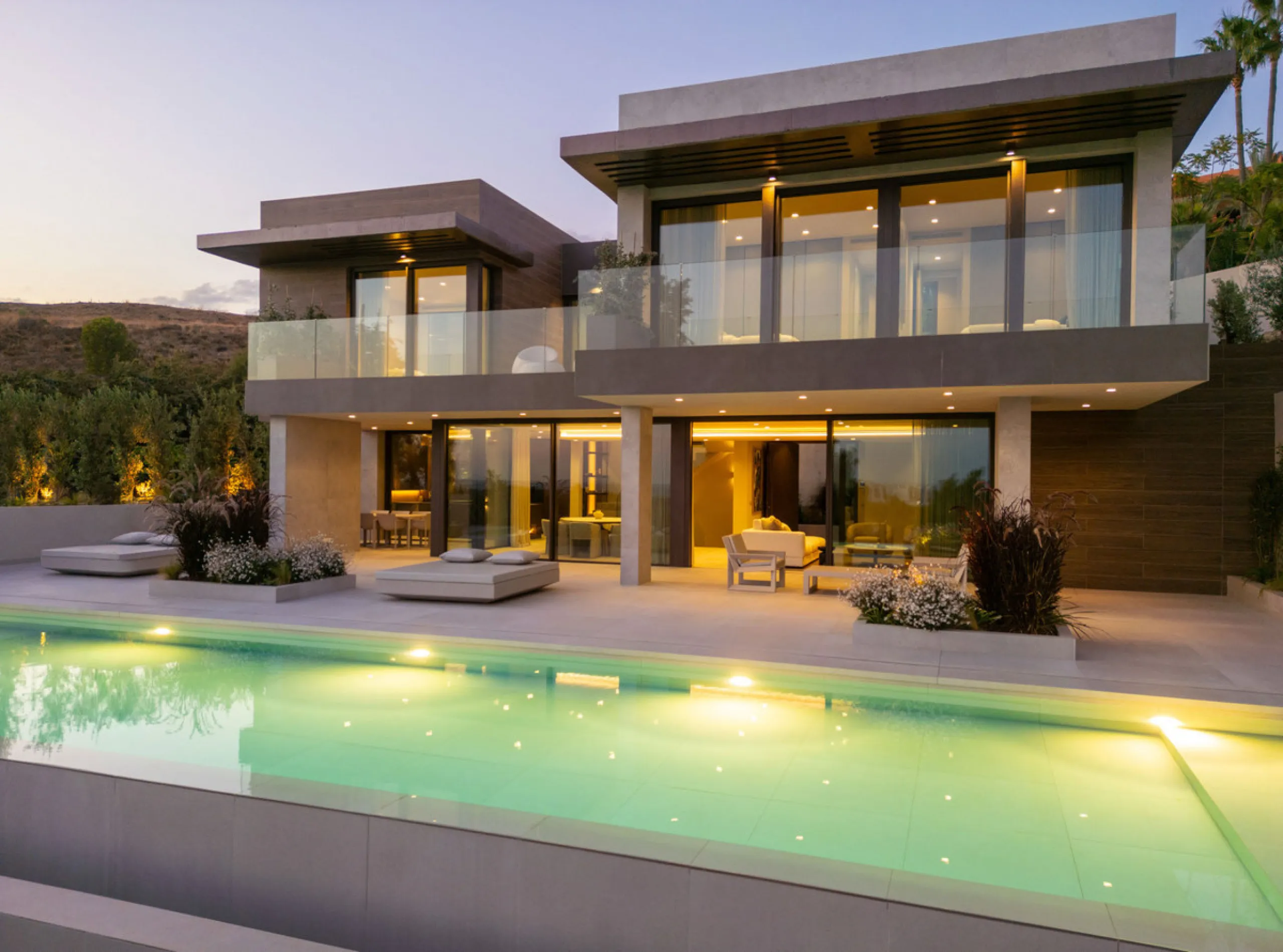 Welcome to this exquisite newly constructed 5-bedroom, 5-bathroom villa, located within the prestigious gated community of Los Flamingos in the green nature reserve of Benahavís. Designed for luxury, efficiency, and seamless indoor-outdoor living, this ex
