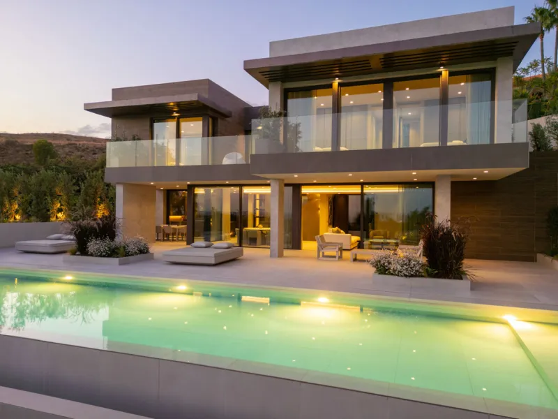 Welcome to this exquisite newly constructed 5-bedroom, 5-bathroom villa, located within the prestigious gated community of Los Flamingos in the green nature reserve of Benahavís. Designed for luxury, efficiency, and seamless indoor-outdoor living, this ex