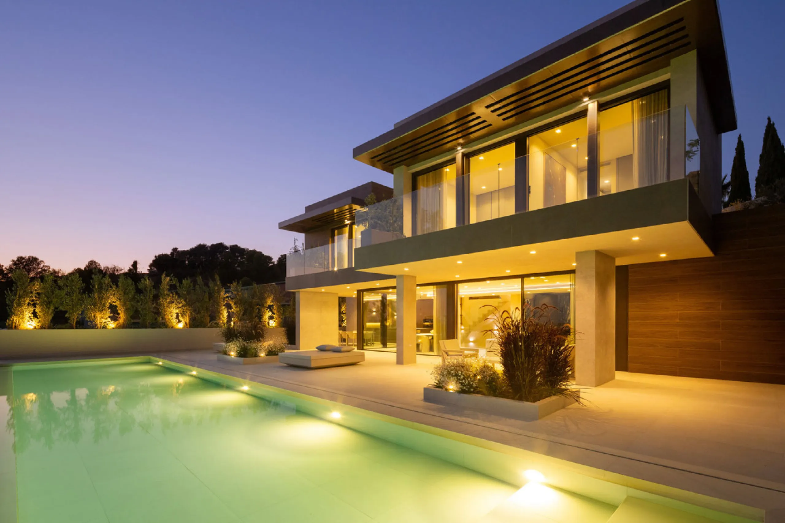 Welcome to this exquisite newly constructed 5-bedroom, 5-bathroom villa, located within the prestigious gated community of Los Flamingos in the green nature reserve of Benahavís. Designed for luxury, efficiency, and seamless indoor-outdoor living, this ex