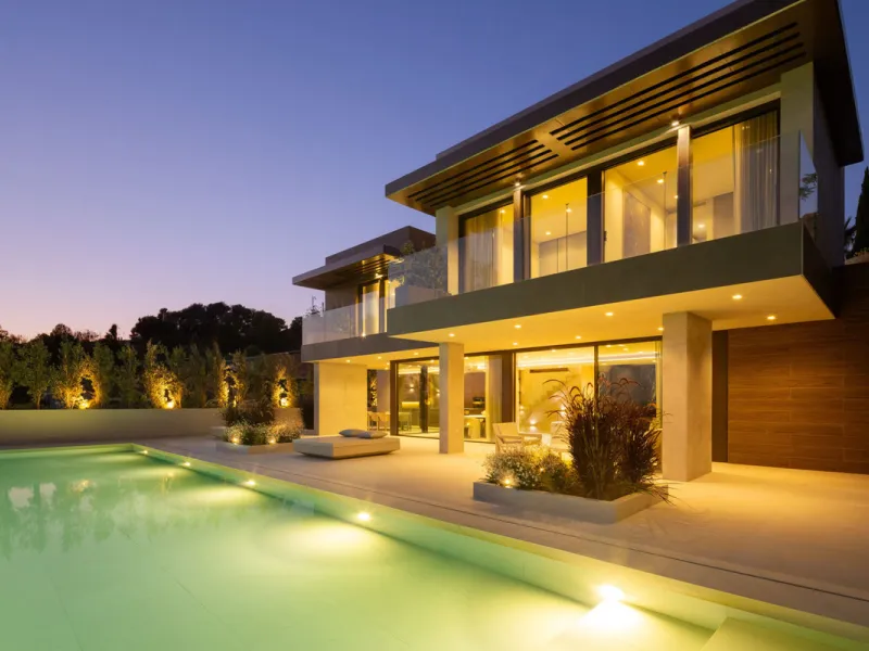 Welcome to this exquisite newly constructed 5-bedroom, 5-bathroom villa, located within the prestigious gated community of Los Flamingos in the green nature reserve of Benahavís. Designed for luxury, efficiency, and seamless indoor-outdoor living, this ex