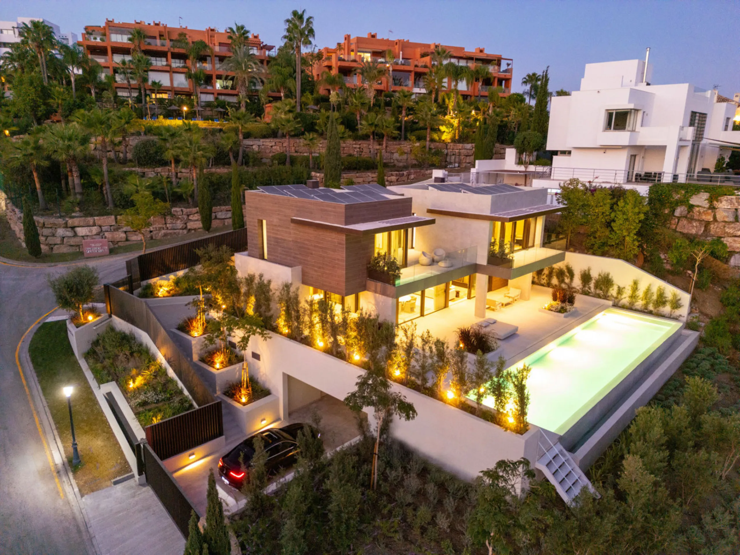 Welcome to this exquisite newly constructed 5-bedroom, 5-bathroom villa, located within the prestigious gated community of Los Flamingos in the green nature reserve of Benahavís. Designed for luxury, efficiency, and seamless indoor-outdoor living, this ex