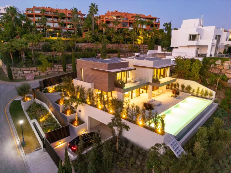 Welcome to this exquisite newly constructed 5-bedroom, 5-bathroom villa, located within the prestigious gated community of Los Flamingos in the green nature reserve of Benahavís. Designed for luxury, efficiency, and seamless indoor-outdoor living, this ex