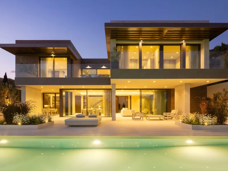 Welcome to this exquisite newly constructed 5-bedroom, 5-bathroom villa, located within the prestigious gated community of Los Flamingos in the green nature reserve of Benahavís. Designed for luxury, efficiency, and seamless indoor-outdoor living, this ex