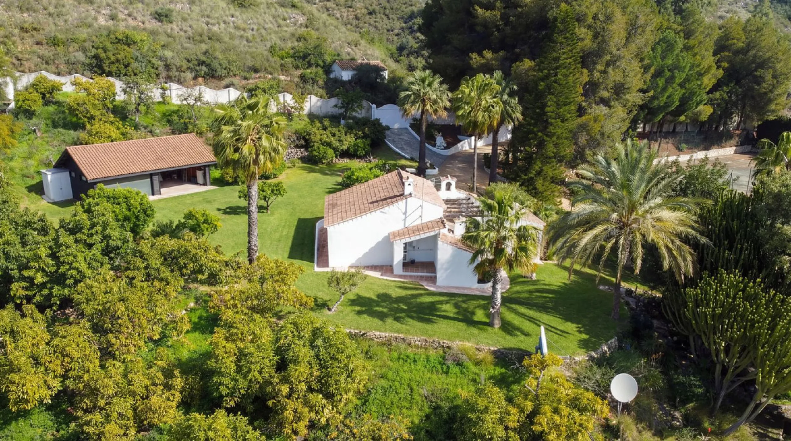 MODERN VILLA BARRANCO BLANCO: AN EXCLUSIVE OASIS OF LUXURY 20 MINUTES FROM THE MEDITERRANEAN SEA