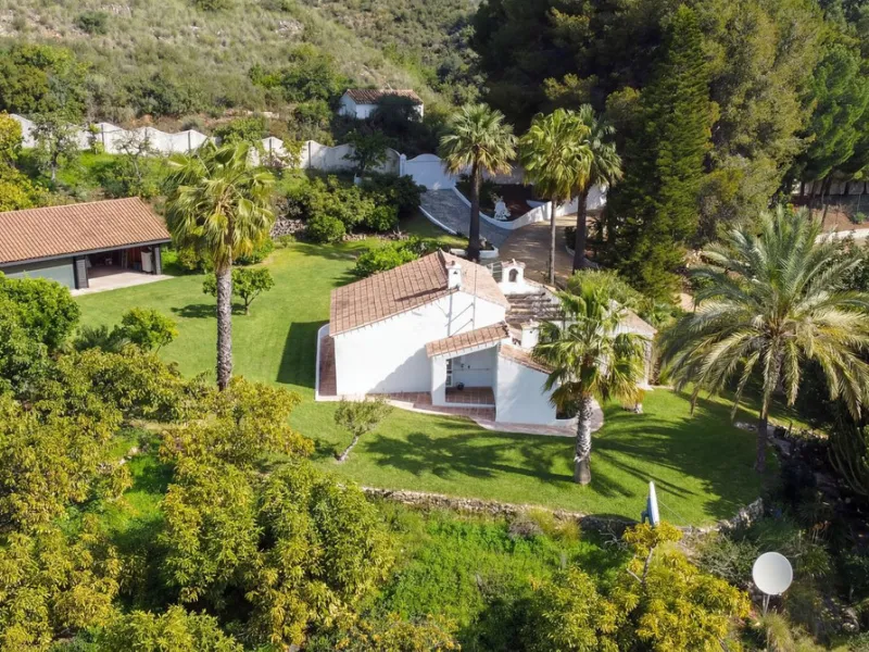 MODERN VILLA BARRANCO BLANCO: AN EXCLUSIVE OASIS OF LUXURY 20 MINUTES FROM THE MEDITERRANEAN SEA