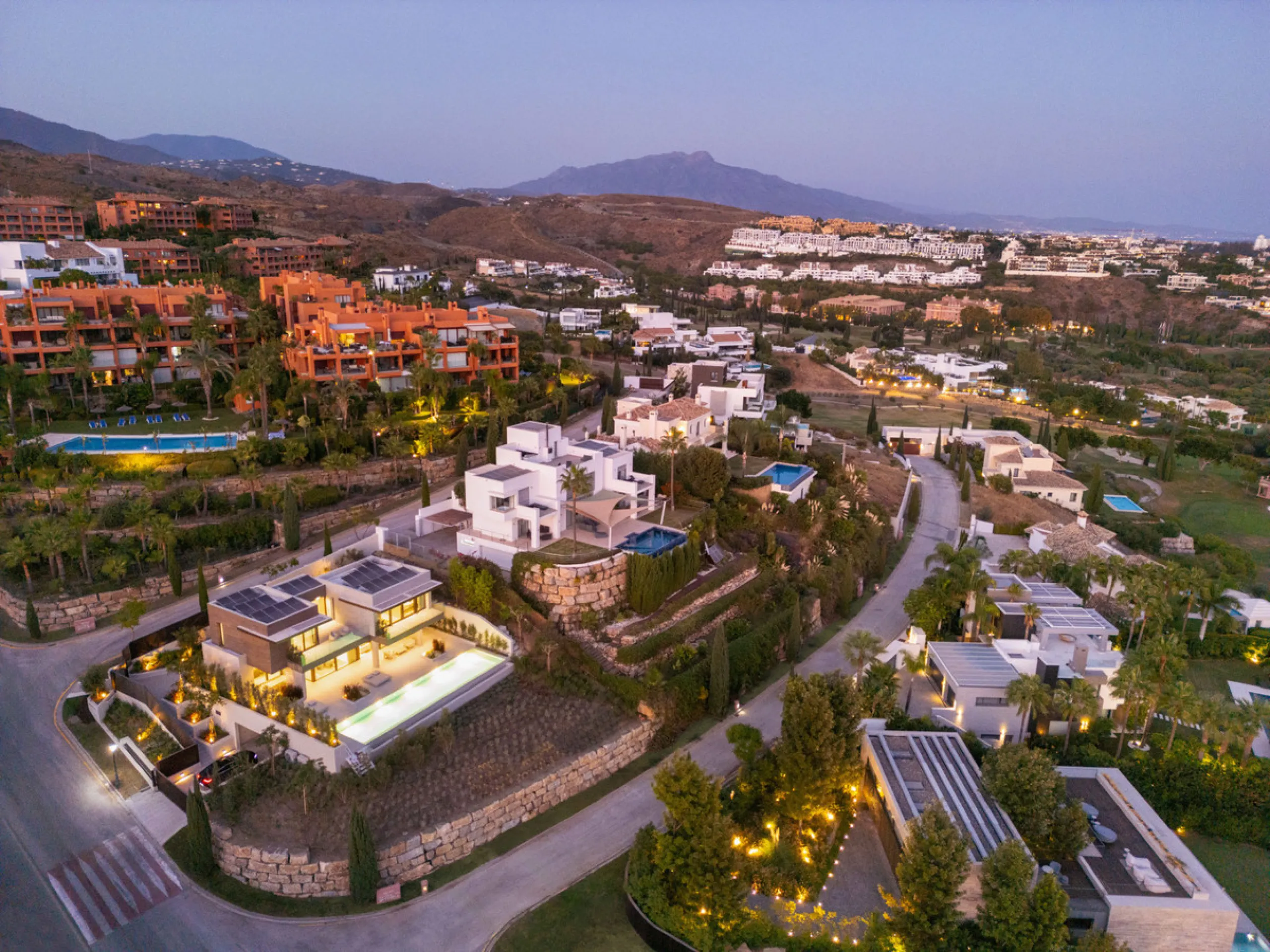 Welcome to this exquisite newly constructed 5-bedroom, 5-bathroom villa, located within the prestigious gated community of Los Flamingos in the green nature reserve of Benahavís. Designed for luxury, efficiency, and seamless indoor-outdoor living, this ex
