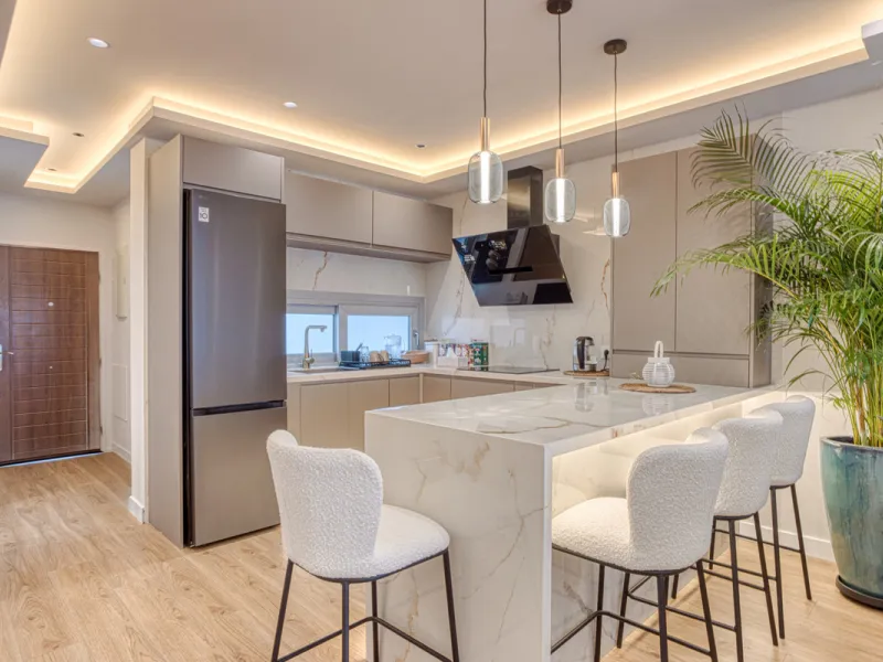 Beautiful west-facing duplex penthouse, located in the exclusive area of La Cala Golf, one of the most peaceful and sought-after developments in Mijas Costa. Just a few minutes' drive from the beach, restaurants, supermarkets, and golf courses, this prope