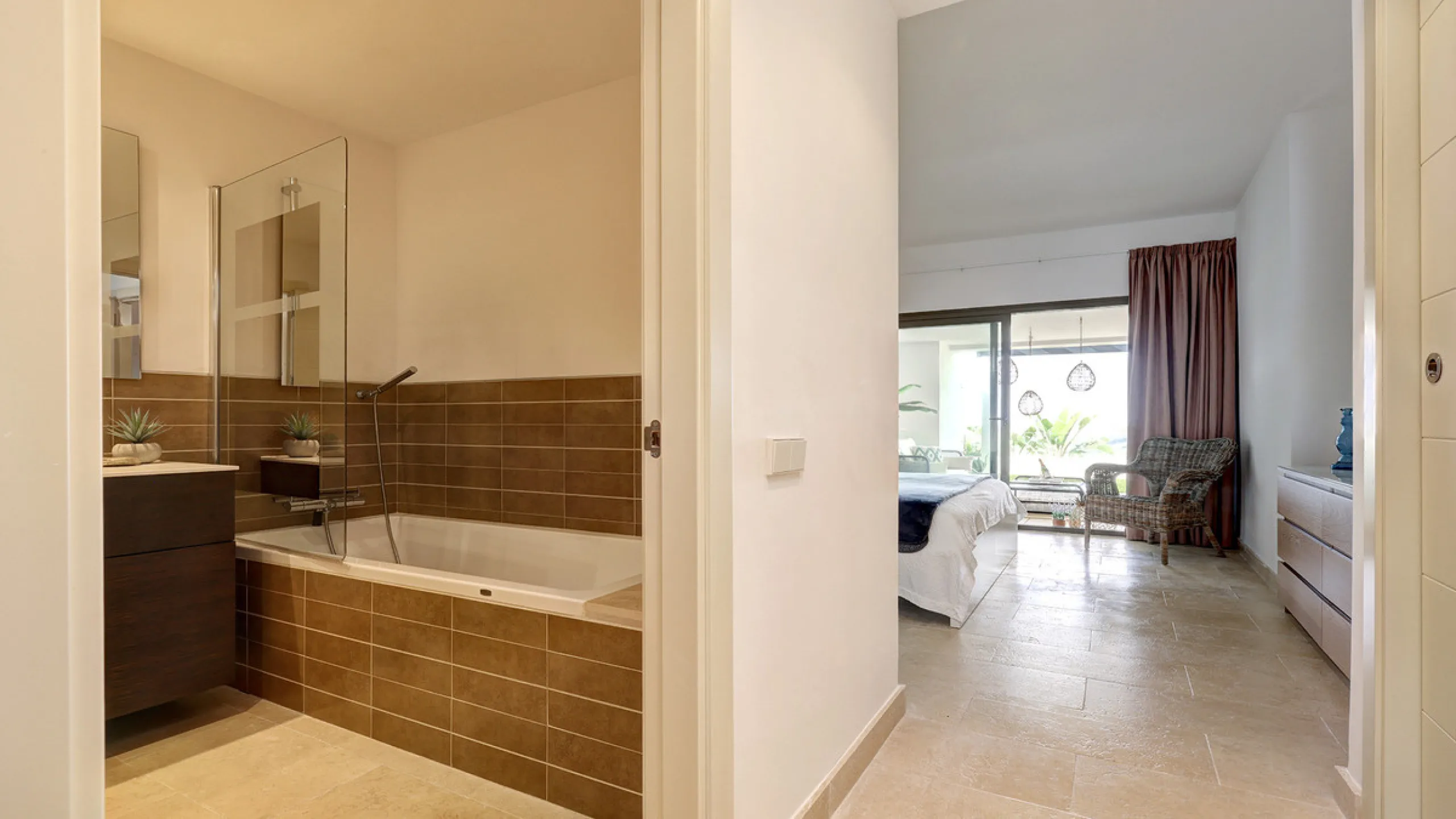 Diese elegante Erdgeschosswohnung liegt in der exklusiven Wohnanlage Terrazas de Cortesin, mitten im weltbekannten Finca Cortesin Golf Resort in Casares. Bekannt für seinen Meisterschaftsgolfplatz (Austragungsort des Solheim Cups 2023)