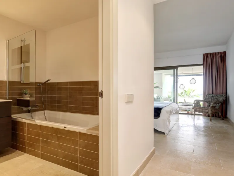 Diese elegante Erdgeschosswohnung liegt in der exklusiven Wohnanlage Terrazas de Cortesin, mitten im weltbekannten Finca Cortesin Golf Resort in Casares. Bekannt für seinen Meisterschaftsgolfplatz (Austragungsort des Solheim Cups 2023)