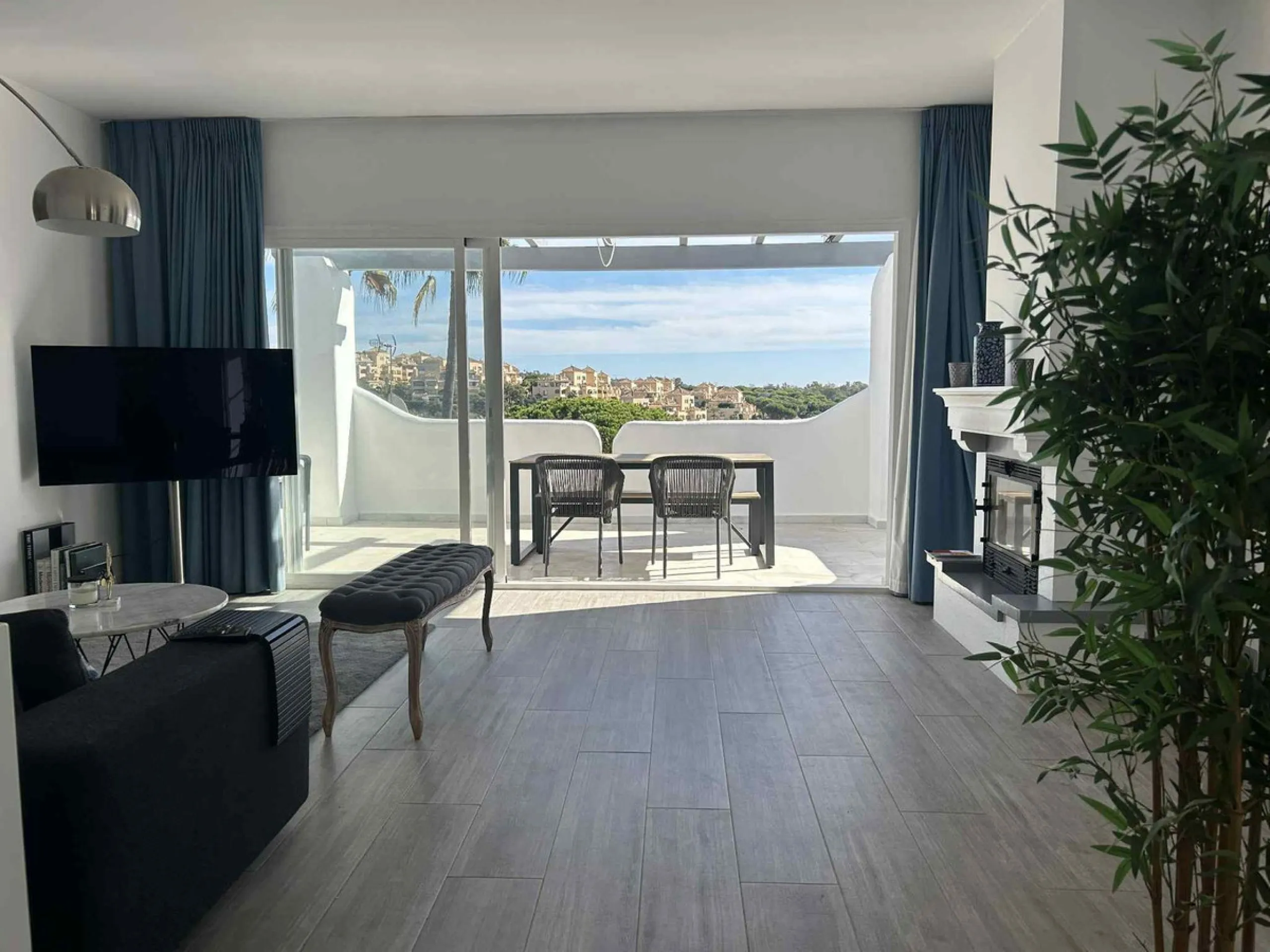 Discover this beautiful detached Villa that offers an abundance of privacy, nested in the heart of Elviria. Situated in a well maintained gated residential community of 19 Villas, it's surrounded by nature and is only a 5 minute drive away from sandy beac