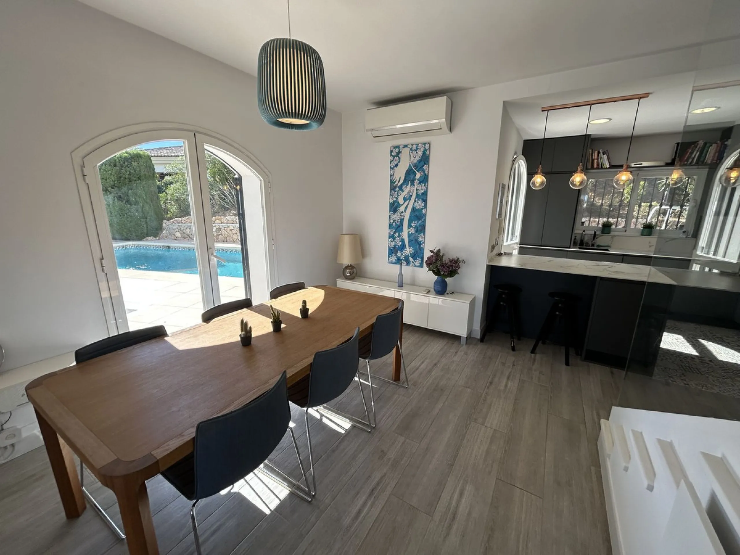 Discover this beautiful detached Villa that offers an abundance of privacy, nested in the heart of Elviria. Situated in a well maintained gated residential community of 19 Villas, it's surrounded by nature and is only a 5 minute drive away from sandy beac