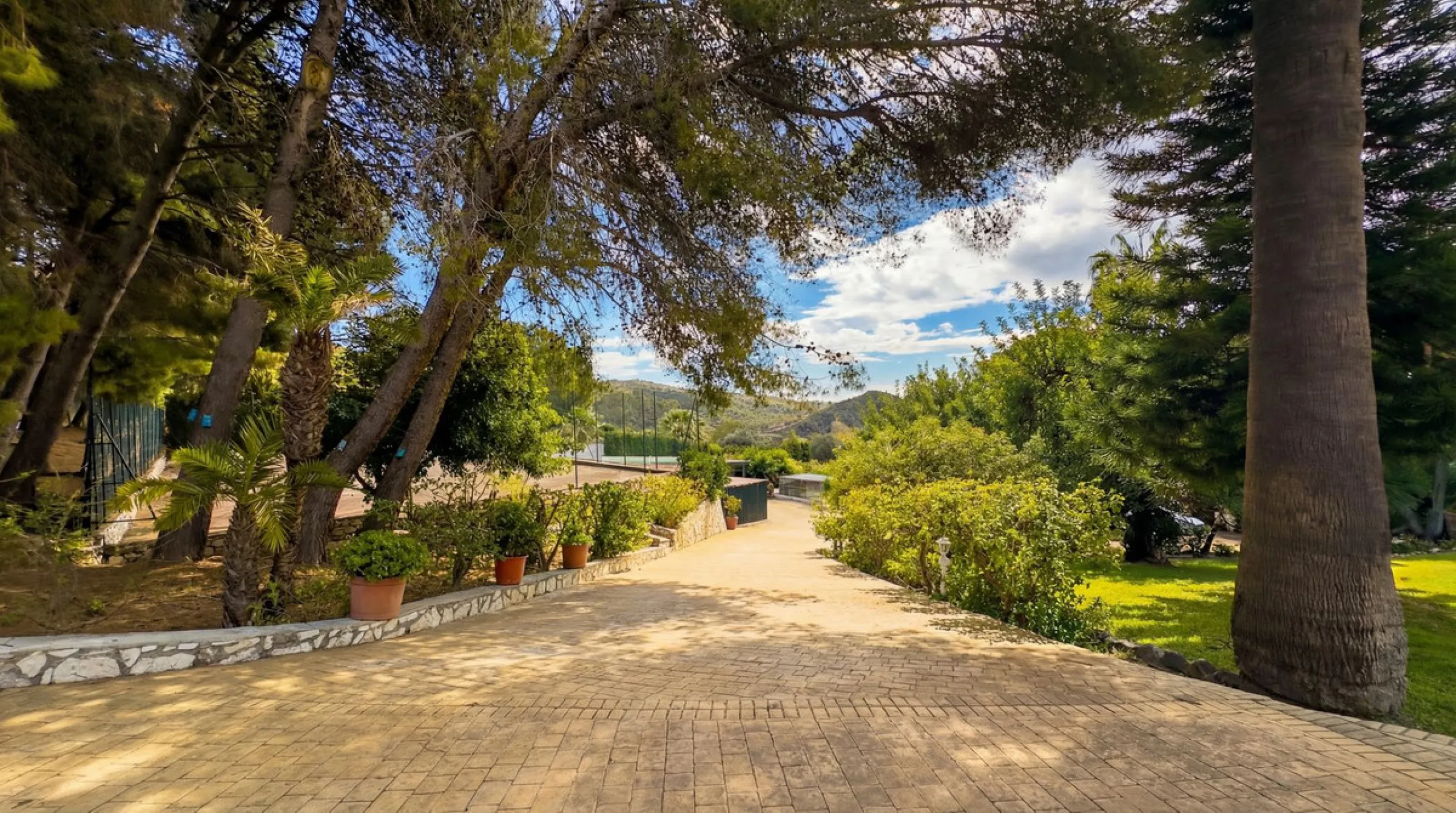 MODERN VILLA BARRANCO BLANCO: AN EXCLUSIVE OASIS OF LUXURY 20 MINUTES FROM THE MEDITERRANEAN SEA
