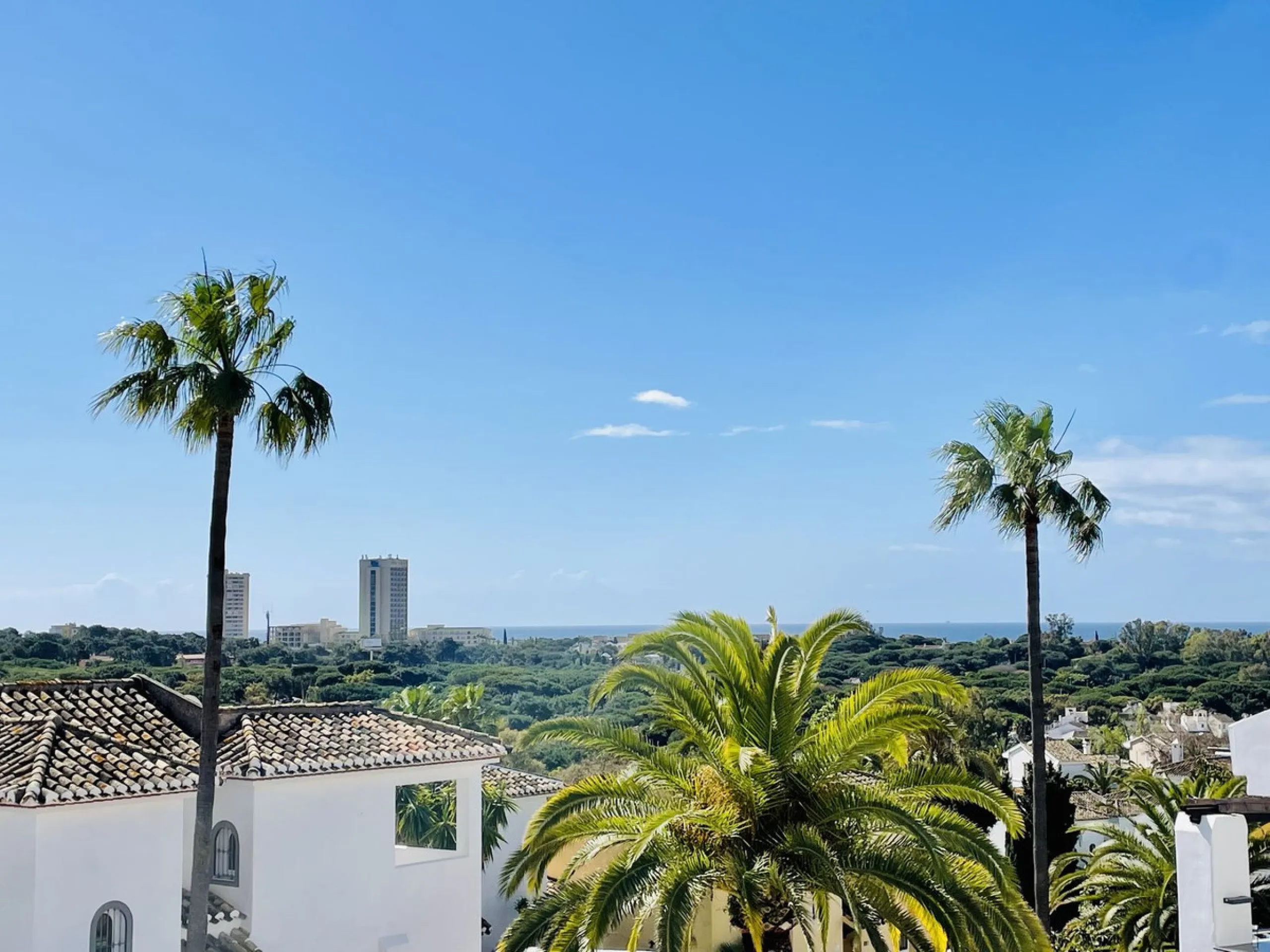 Discover this beautiful detached Villa that offers an abundance of privacy, nested in the heart of Elviria. Situated in a well maintained gated residential community of 19 Villas, it's surrounded by nature and is only a 5 minute drive away from sandy beac