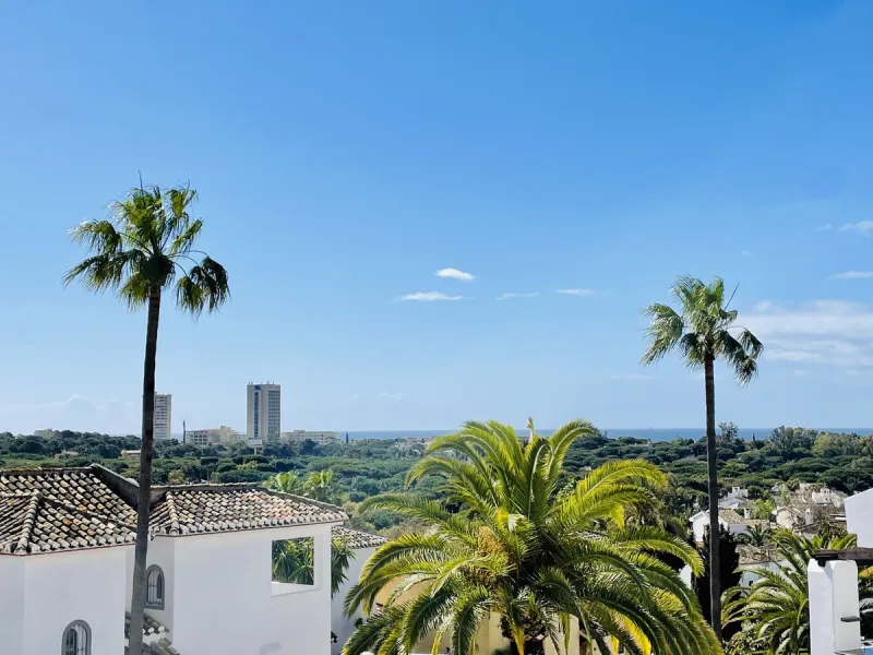 Discover this beautiful detached Villa that offers an abundance of privacy, nested in the heart of Elviria. Situated in a well maintained gated residential community of 19 Villas, it's surrounded by nature and is only a 5 minute drive away from sandy beac