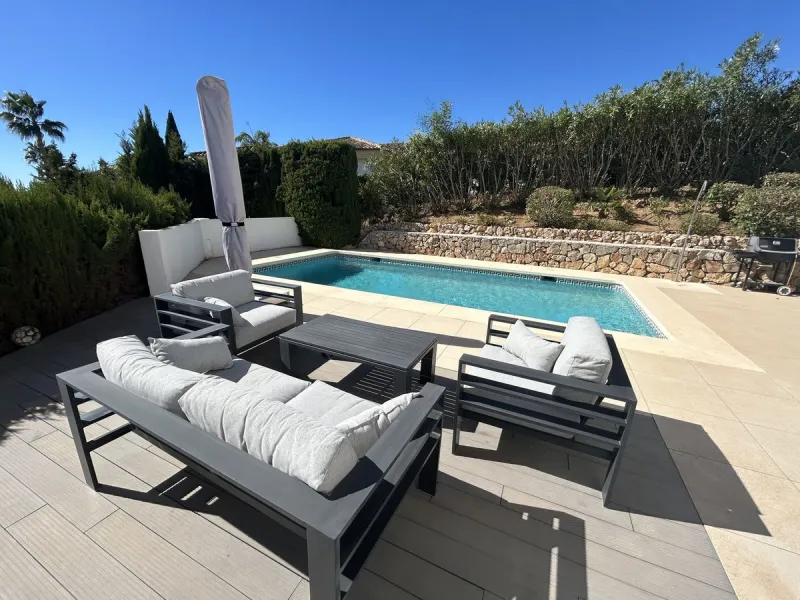 Discover this beautiful detached Villa that offers an abundance of privacy, nested in the heart of Elviria. Situated in a well maintained gated residential community of 19 Villas, it's surrounded by nature and is only a 5 minute drive away from sandy beac