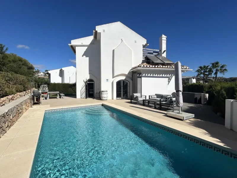Discover this beautiful detached Villa that offers an abundance of privacy, nested in the heart of Elviria. Situated in a well maintained gated residential community of 19 Villas, it's surrounded by nature and is only a 5 minute drive away from sandy beac