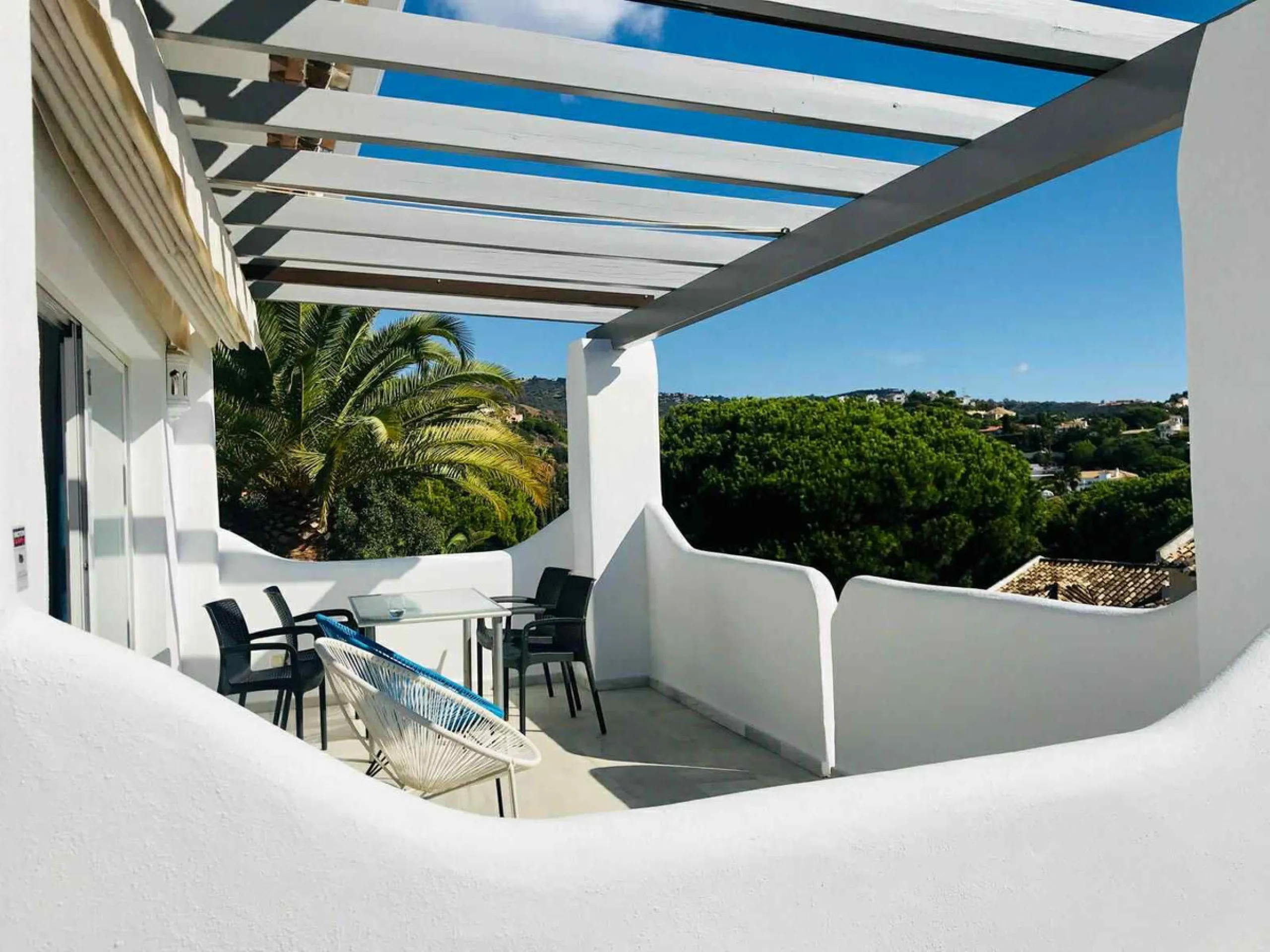 Discover this beautiful detached Villa that offers an abundance of privacy, nested in the heart of Elviria. Situated in a well maintained gated residential community of 19 Villas, it's surrounded by nature and is only a 5 minute drive away from sandy beac
