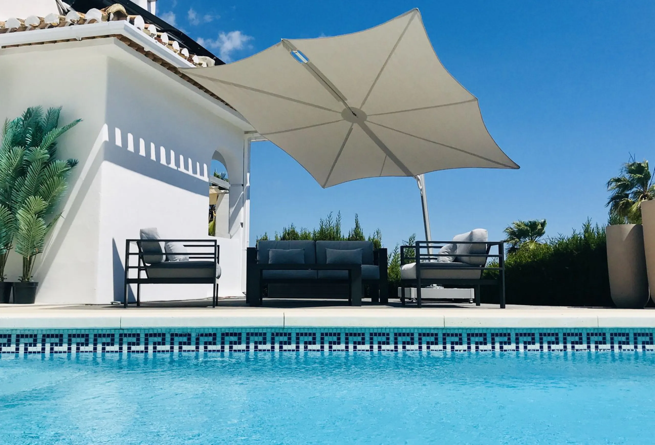 Discover this beautiful detached Villa that offers an abundance of privacy, nested in the heart of Elviria. Situated in a well maintained gated residential community of 19 Villas, it's surrounded by nature and is only a 5 minute drive away from sandy beac