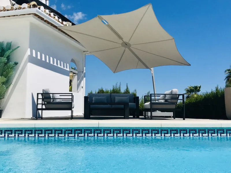 Discover this beautiful detached Villa that offers an abundance of privacy, nested in the heart of Elviria. Situated in a well maintained gated residential community of 19 Villas, it's surrounded by nature and is only a 5 minute drive away from sandy beac