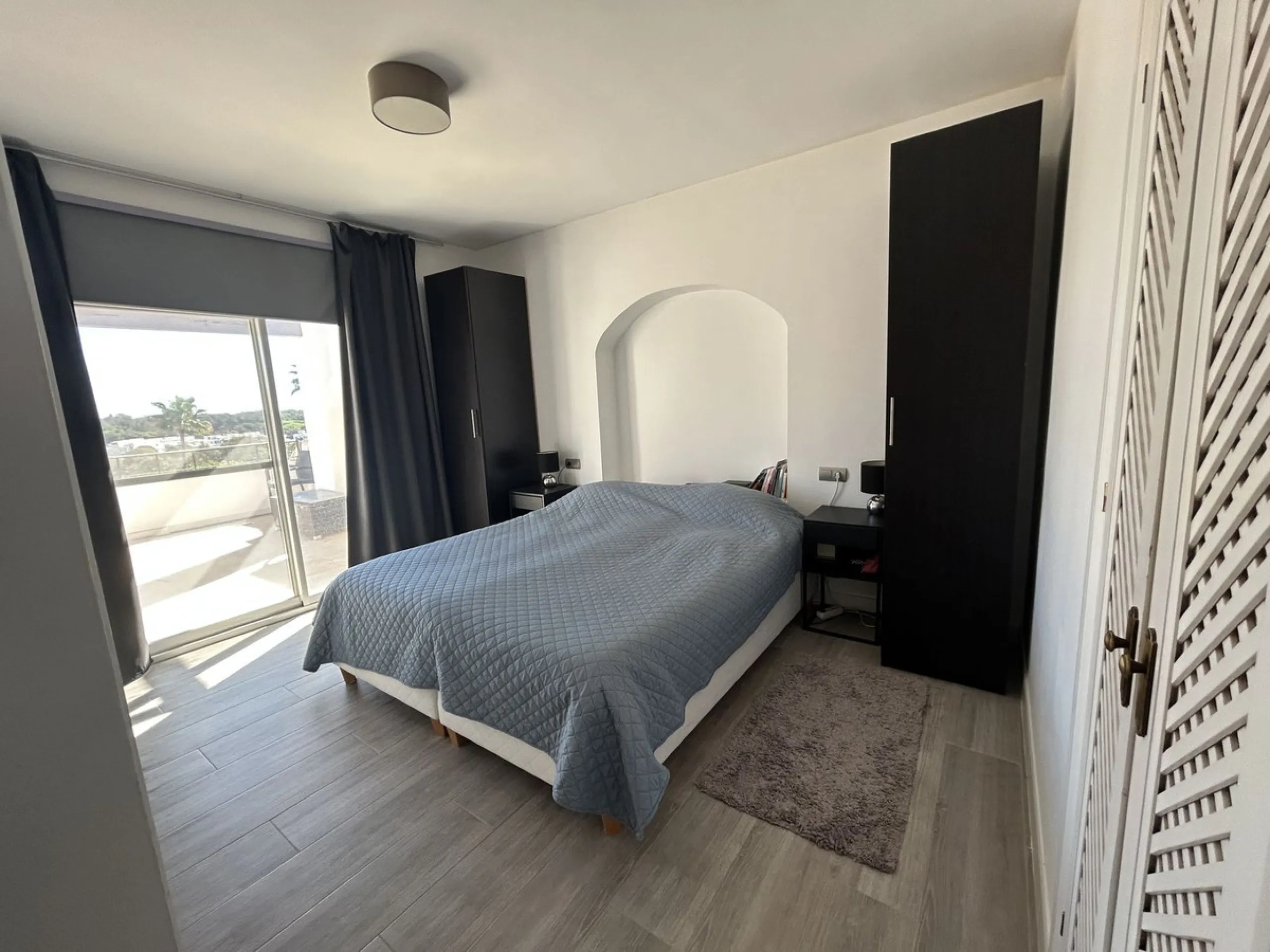 Discover this beautiful detached Villa that offers an abundance of privacy, nested in the heart of Elviria. Situated in a well maintained gated residential community of 19 Villas, it's surrounded by nature and is only a 5 minute drive away from sandy beac
