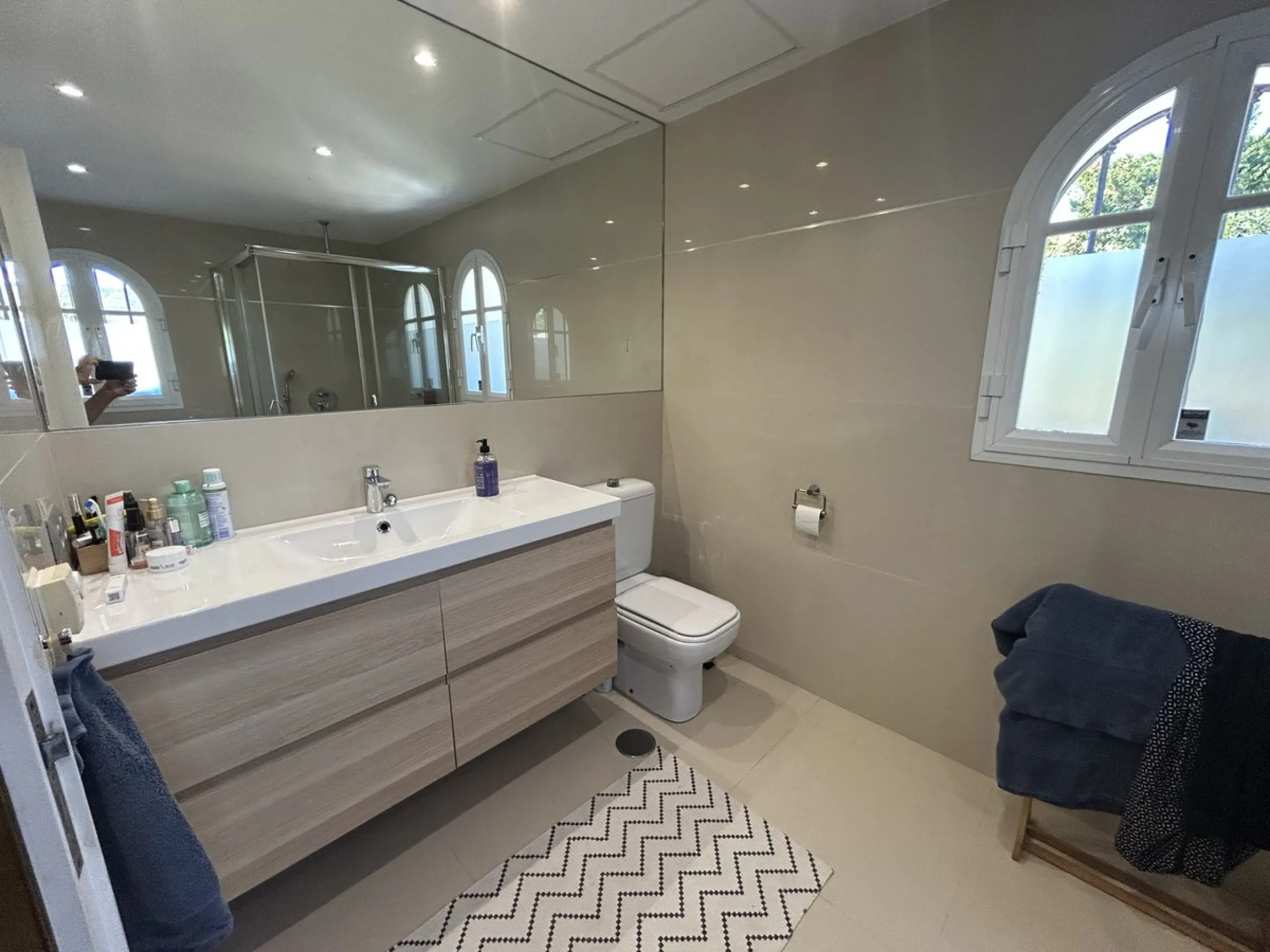 Discover this beautiful detached Villa that offers an abundance of privacy, nested in the heart of Elviria. Situated in a well maintained gated residential community of 19 Villas, it's surrounded by nature and is only a 5 minute drive away from sandy beac